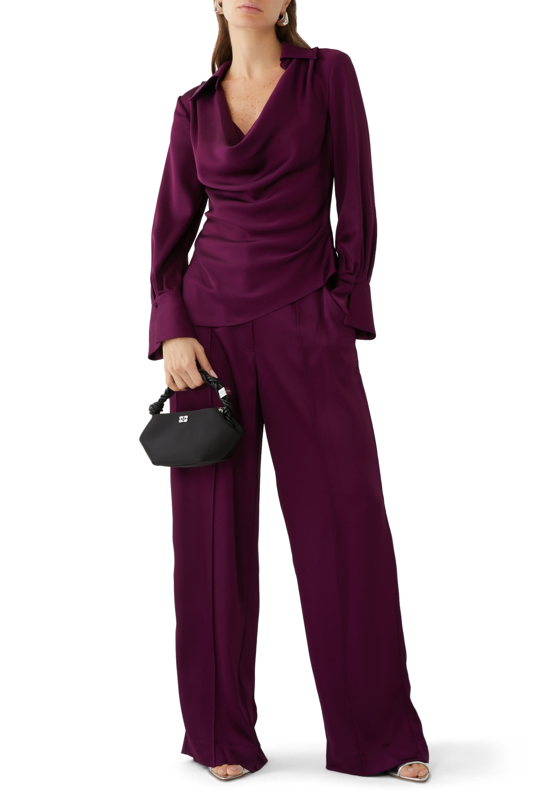 بنطال كيرا بقصة ساق واسعة