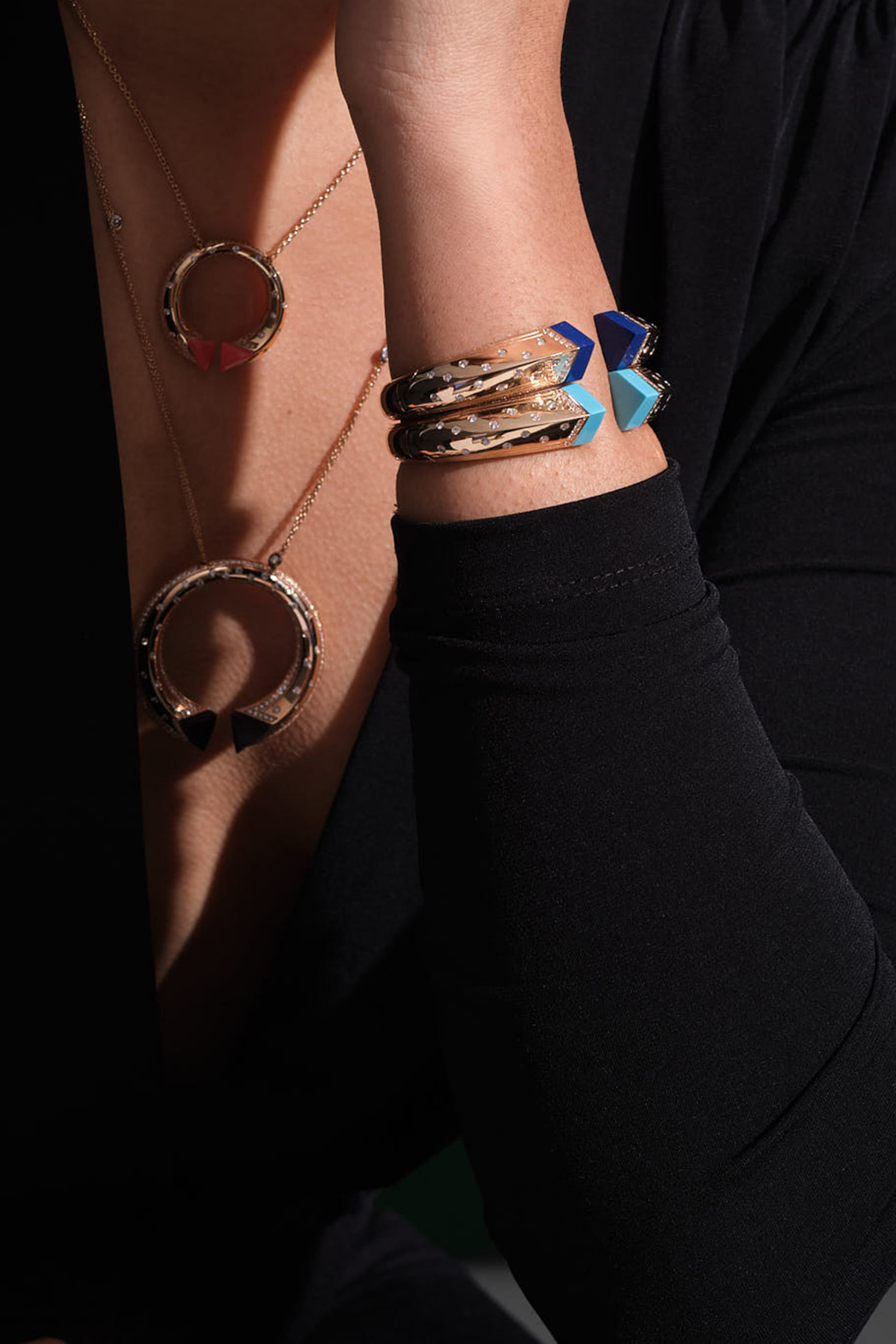 سوار بالنس رفيع مرصع بالماس وحجر فيروز ذهب وردي عيار 18