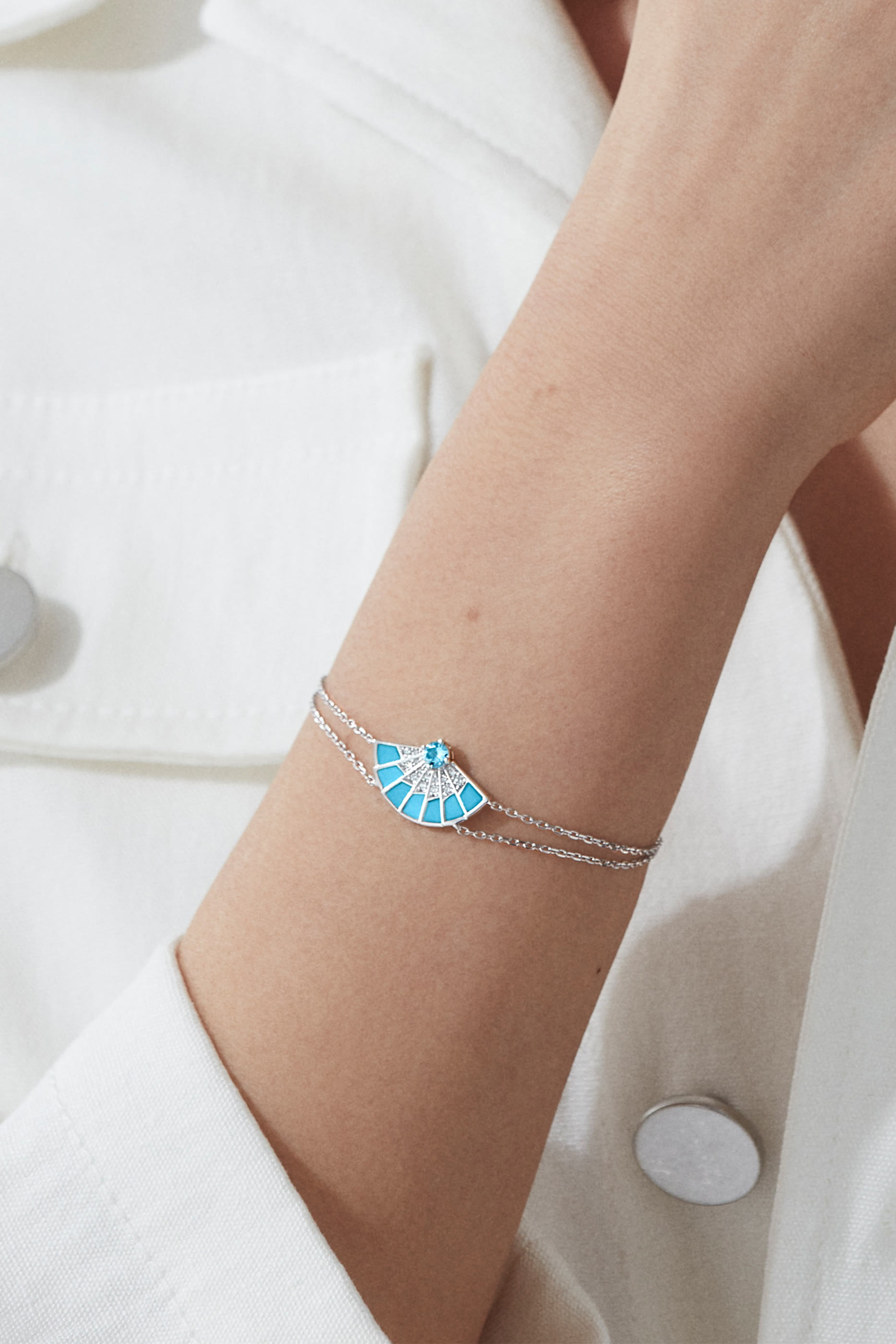 سوار فانفير سيمفوني مرصع بأحجار الزبرجد والماس والفيروز، ذهب أبيض عيار 18