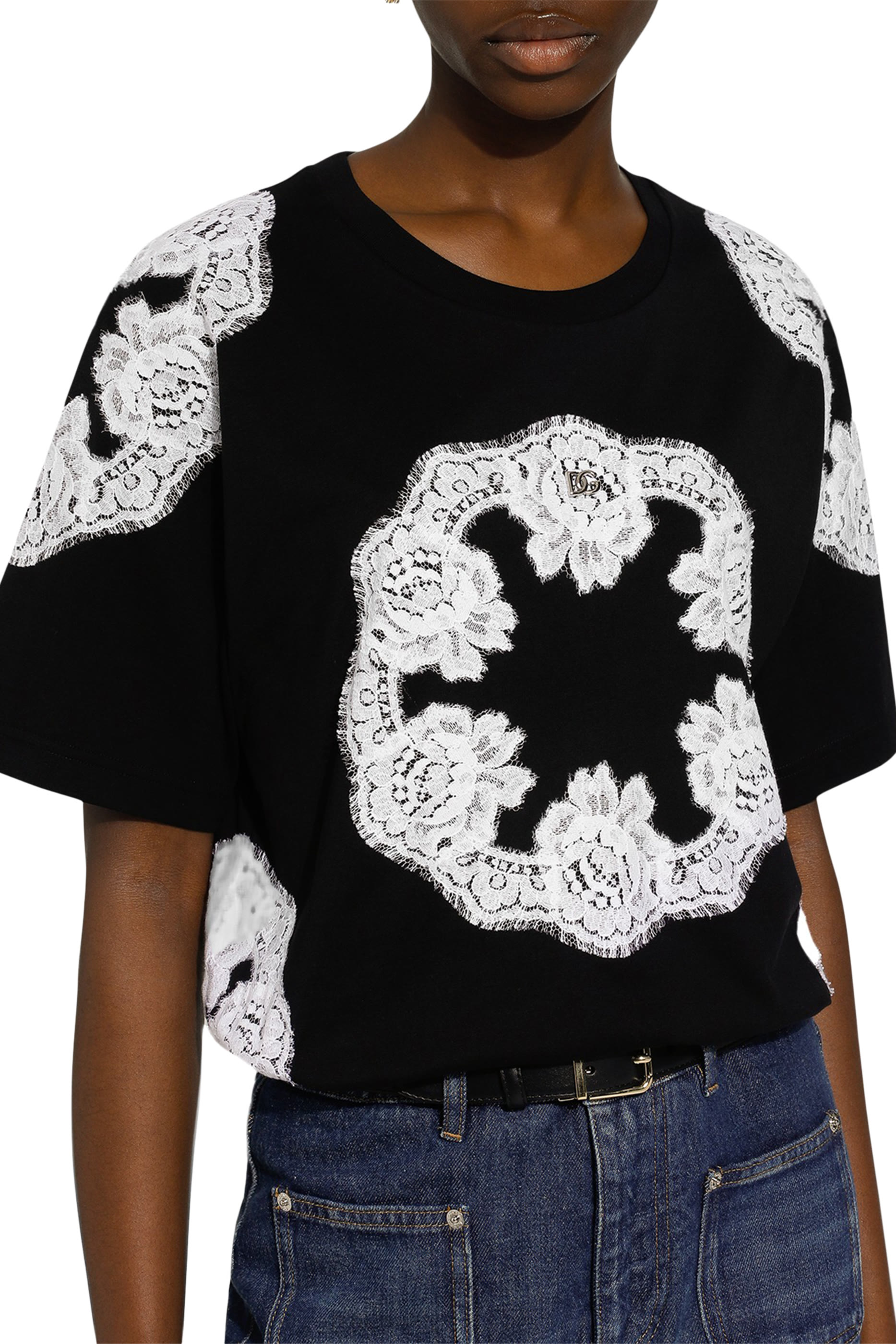 تيشيرت بشعار الماركة وتفاصيل دانتيل جيرسيه