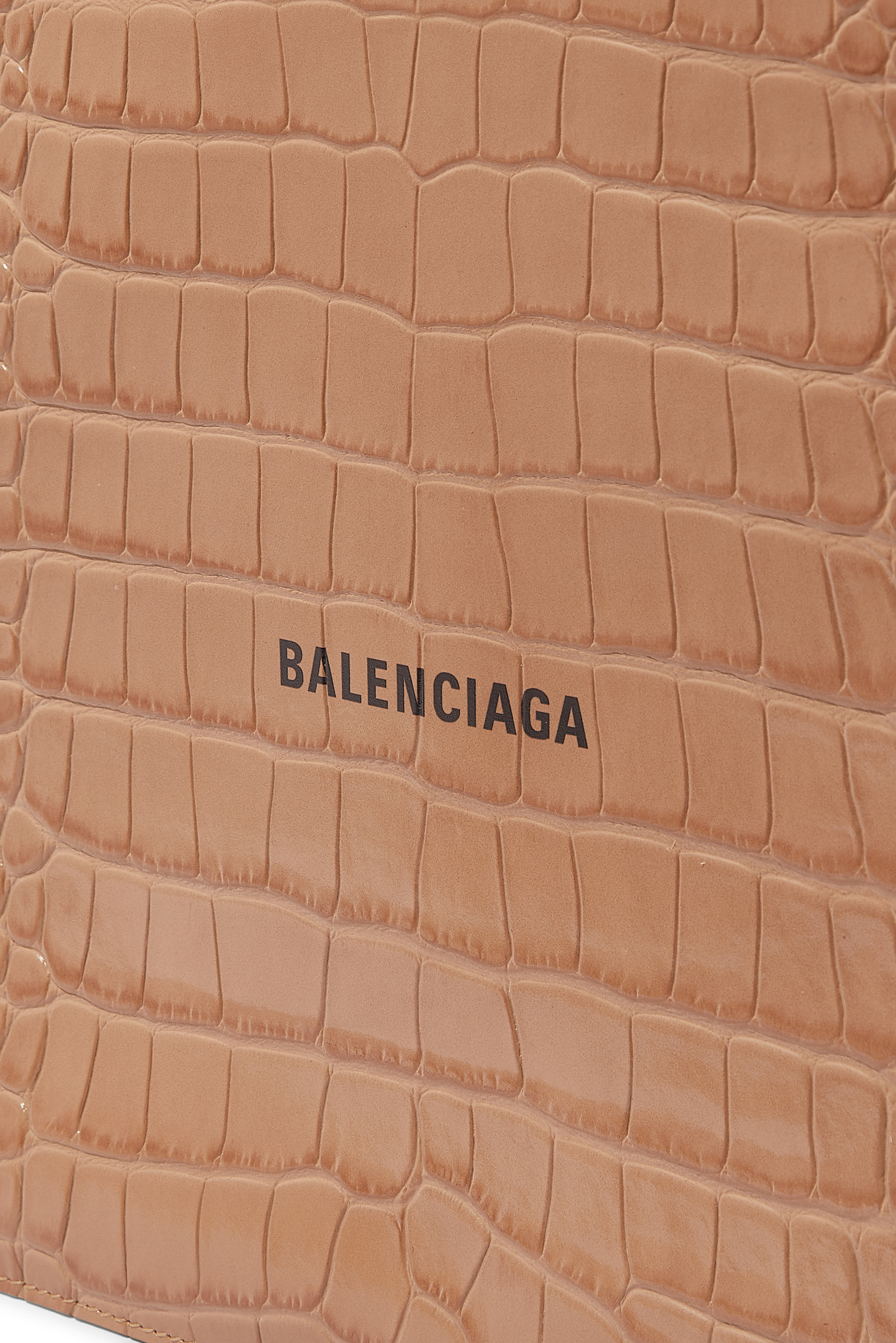 حقيبة كاش بشعار الماركة