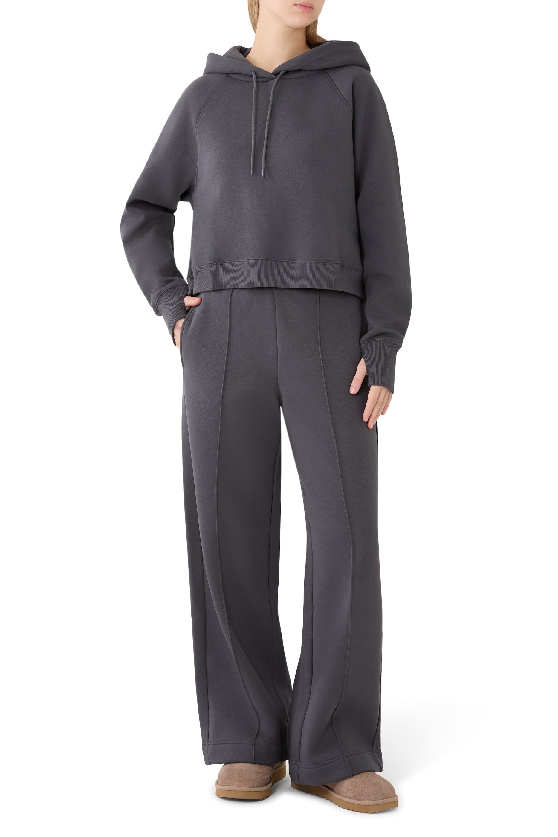 بنطال بقصة ساق واسعة بحواف ملفوفة