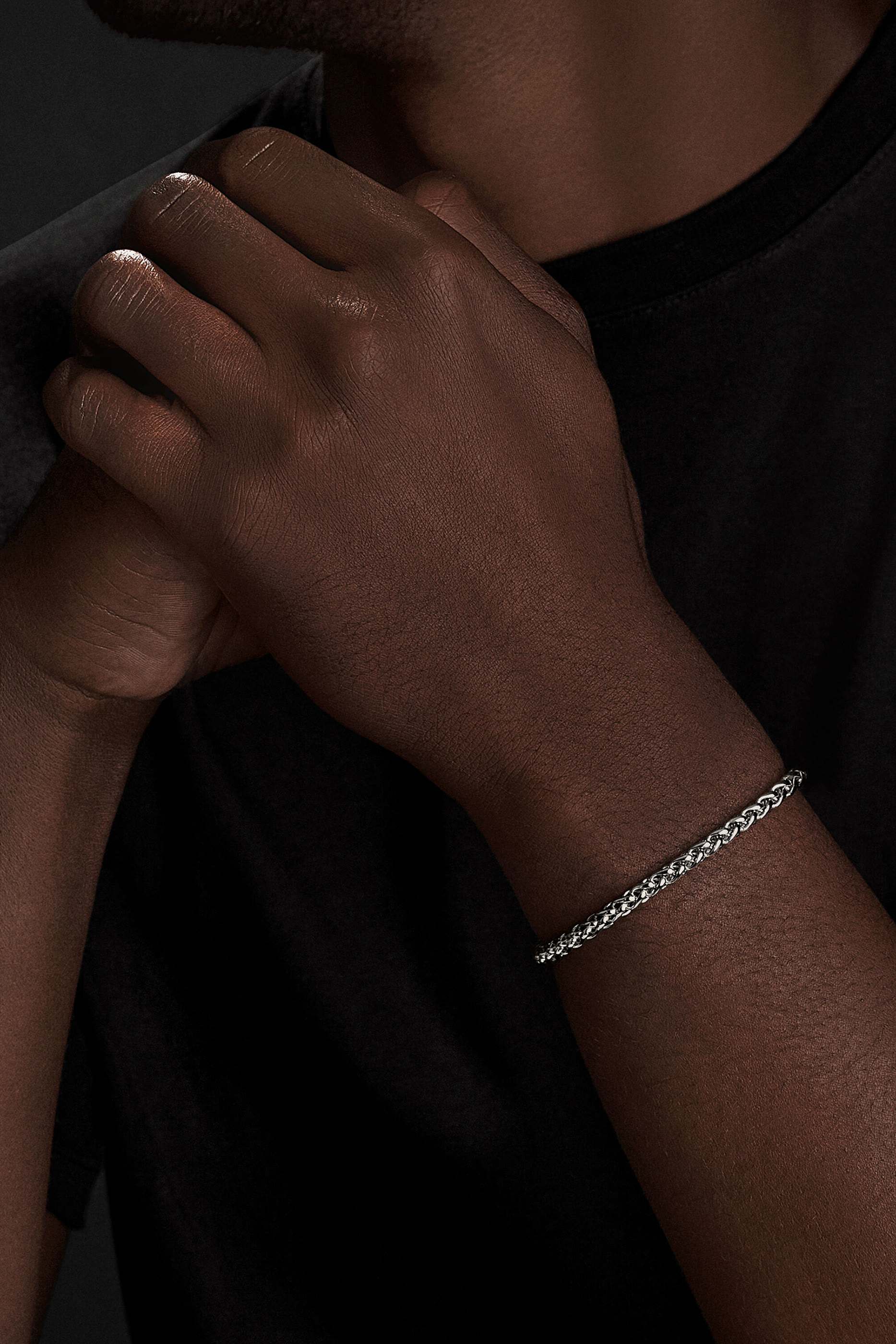 سوار بسلسلة بحلقات مجدولة حرف V فضة إسترلينية