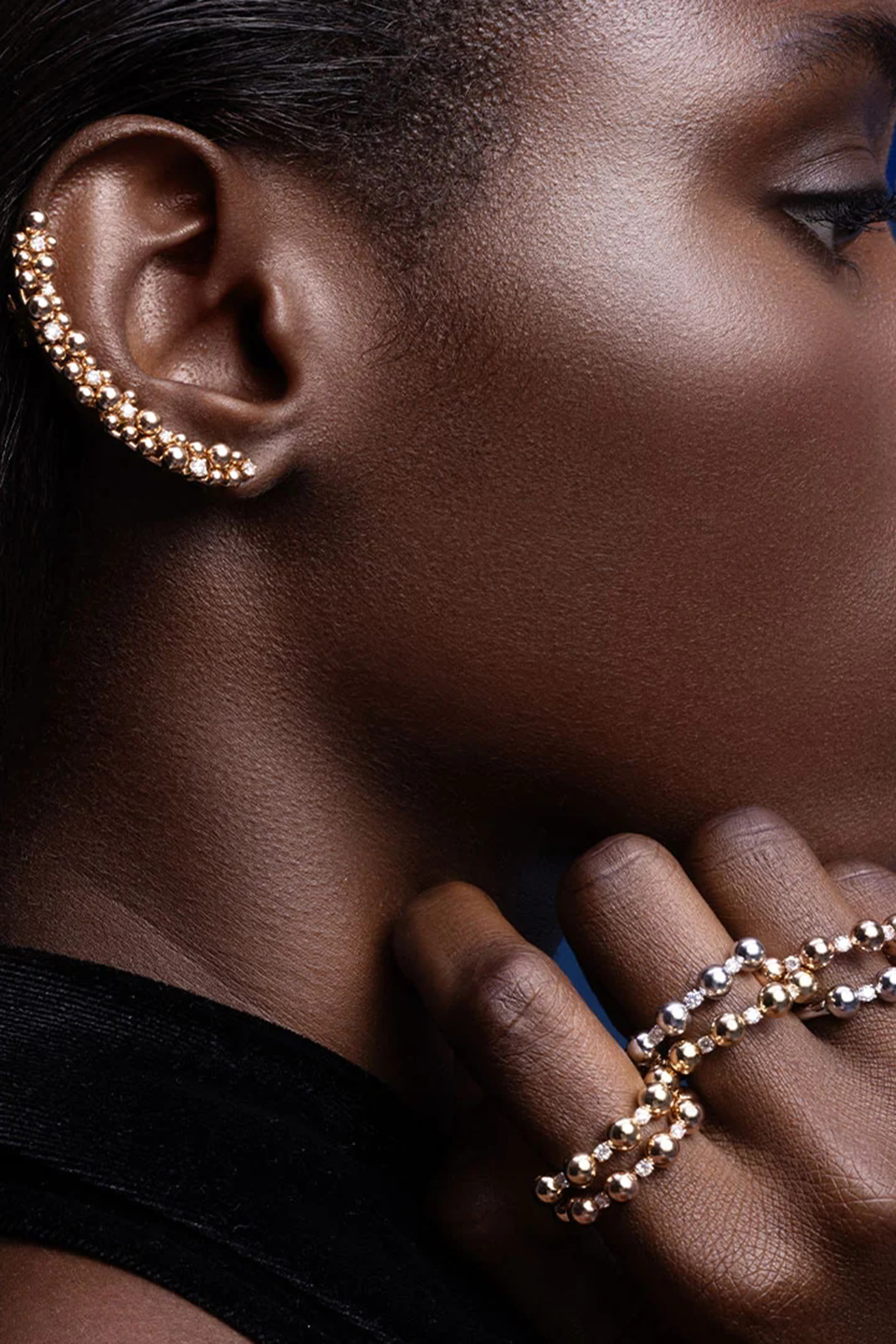 خاتم جيفو صغير مرصع بالماس ذهب أبيض عيار 18