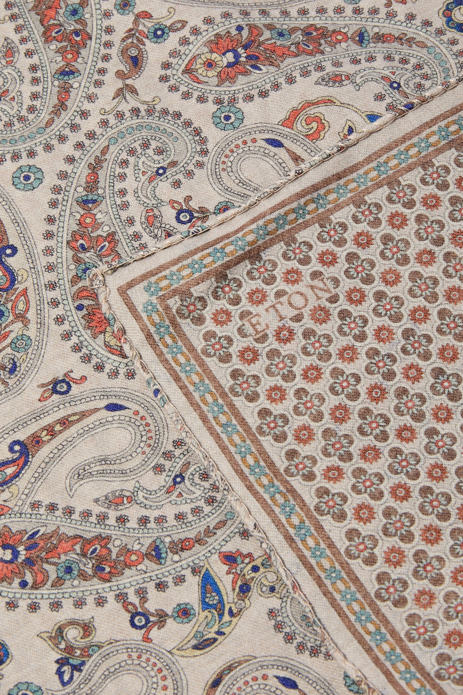 منديل جيب بتصميم مربع بوجهين قطن