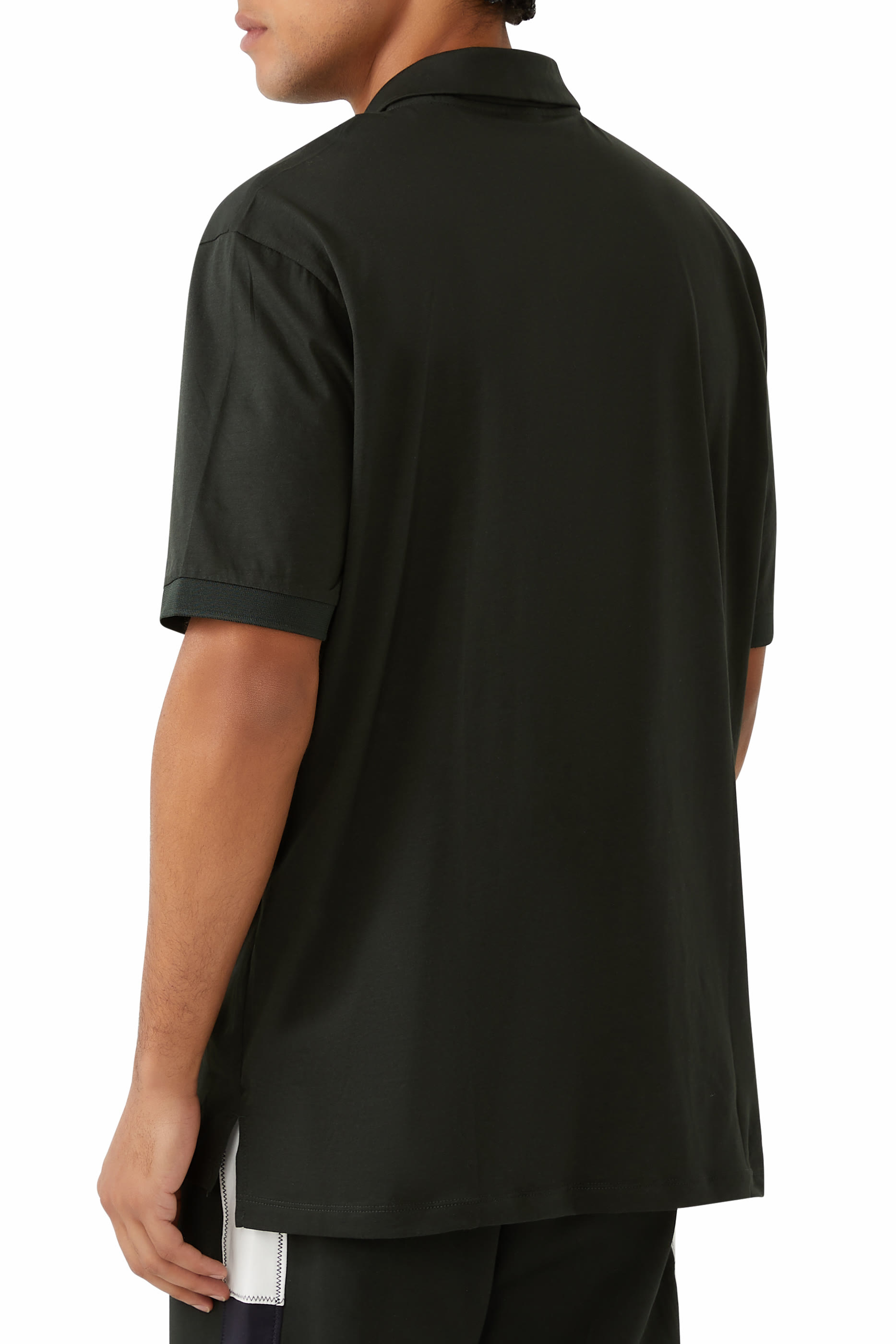 قميص بولو بقصة عادية وشعار الماركة