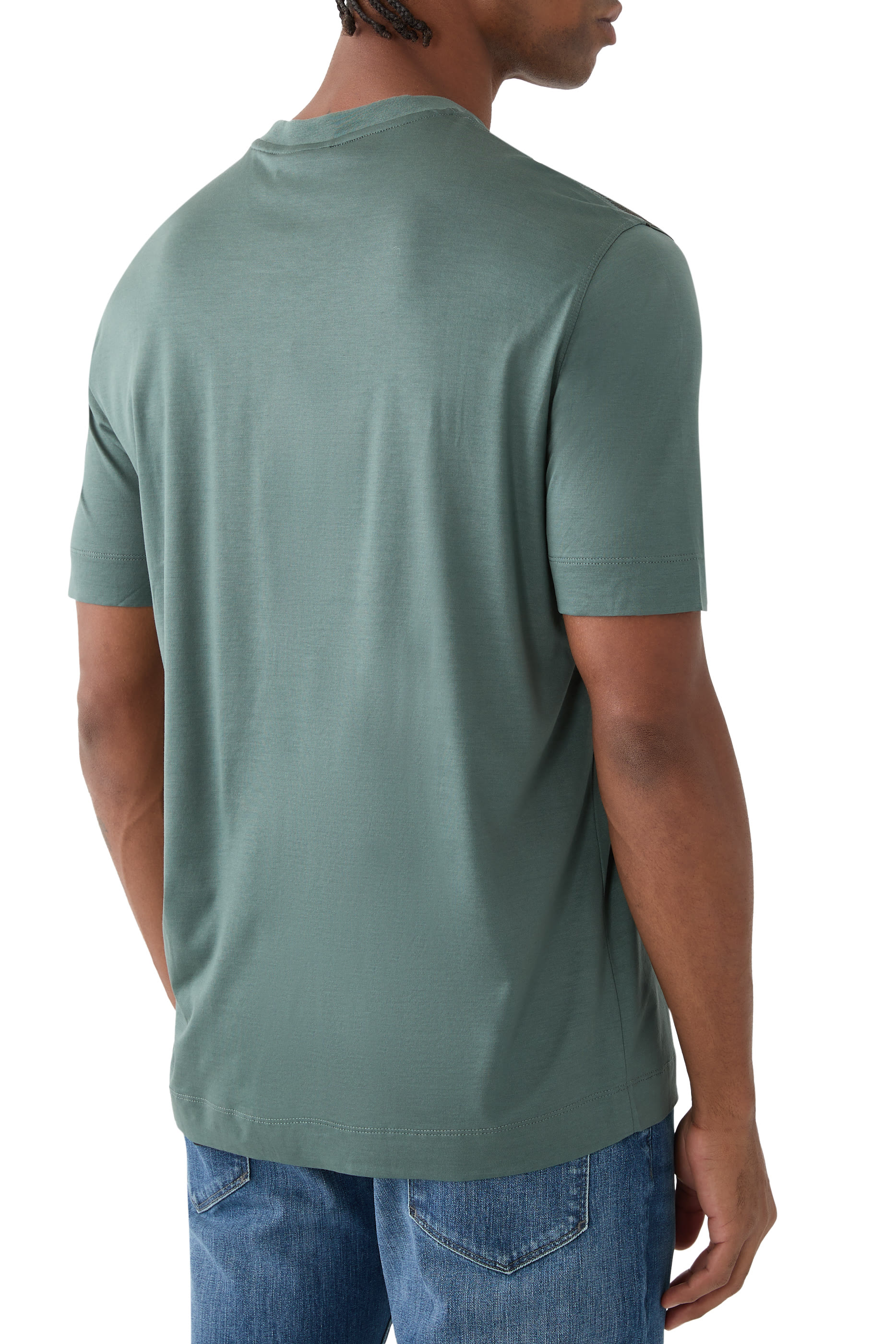 تيشيرت بأكمام قصيرة وشعار الماركة