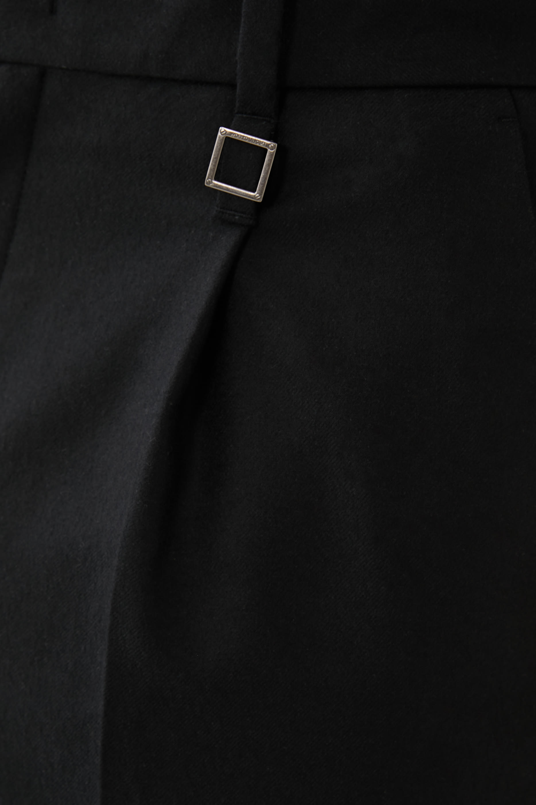 بنطال بقصة ساق واسعة