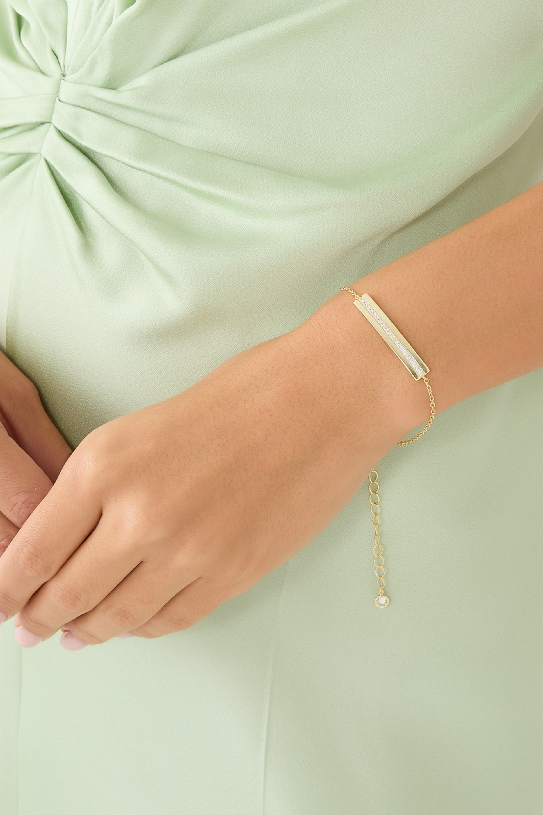 سوار بحلية بتصميم عمود وشعار الماركة