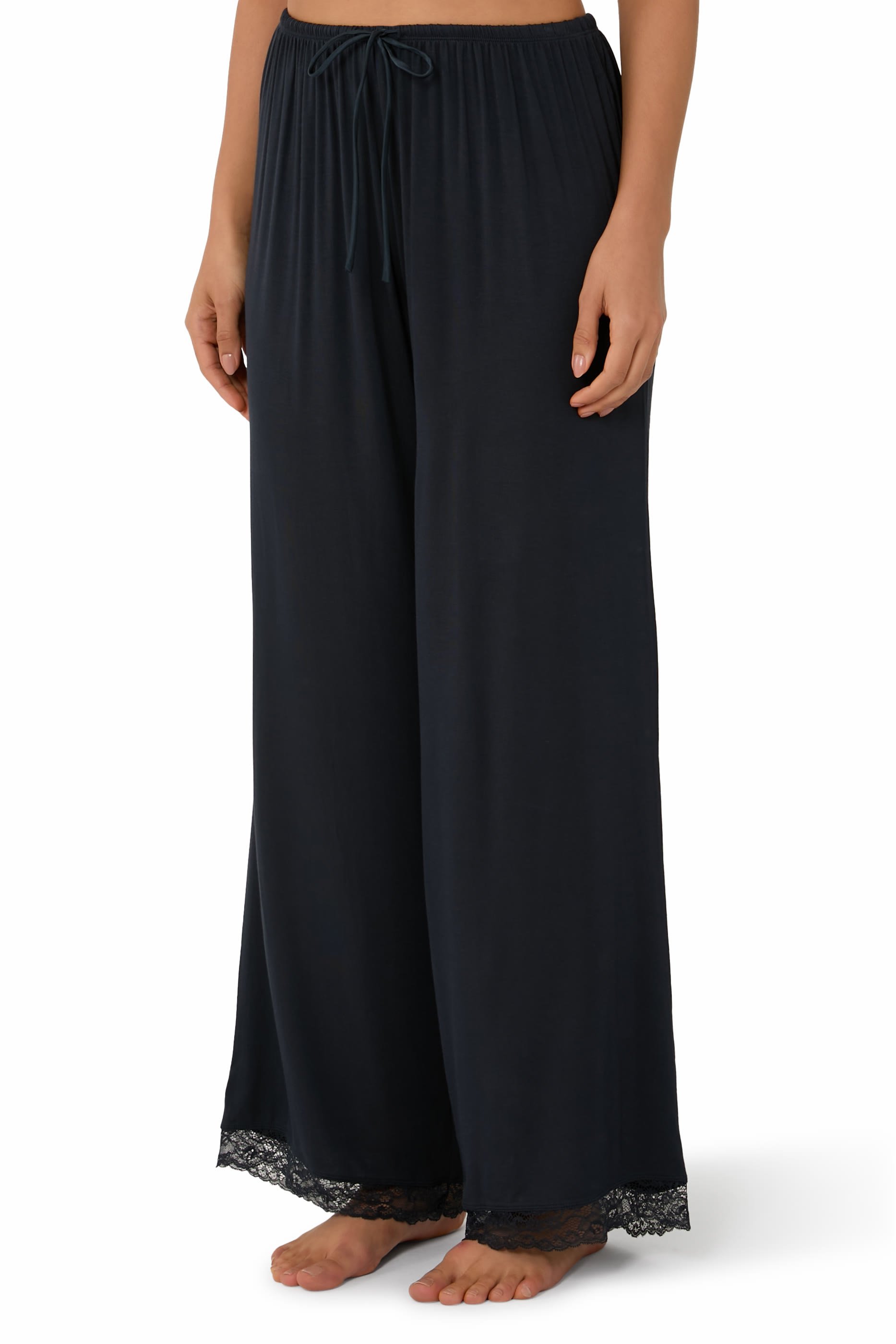 طقم بيجامة بحواف دانتيل جيرسيه