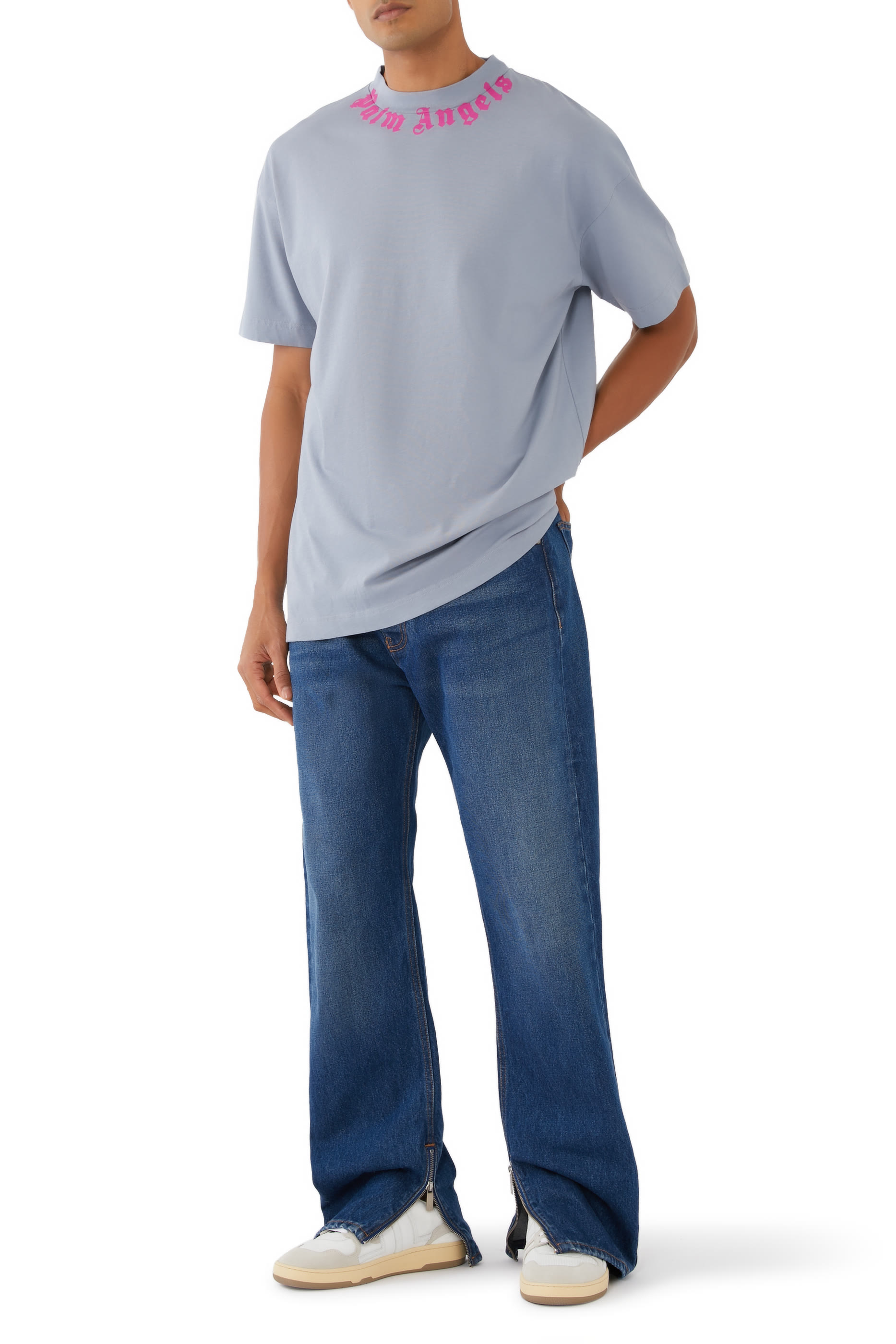 تيشيرت بشعار الماركة عند العنق