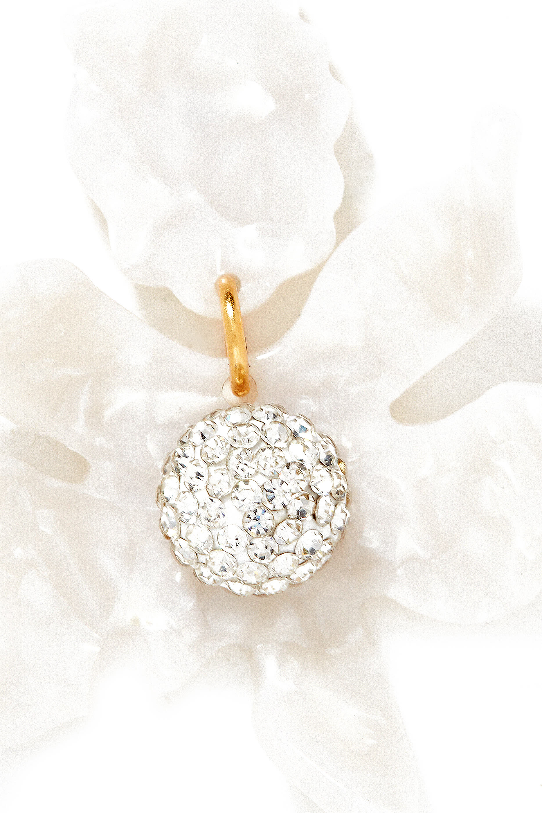 أقراط بتصميم زهرة زنبق مرصعة بالكريستال