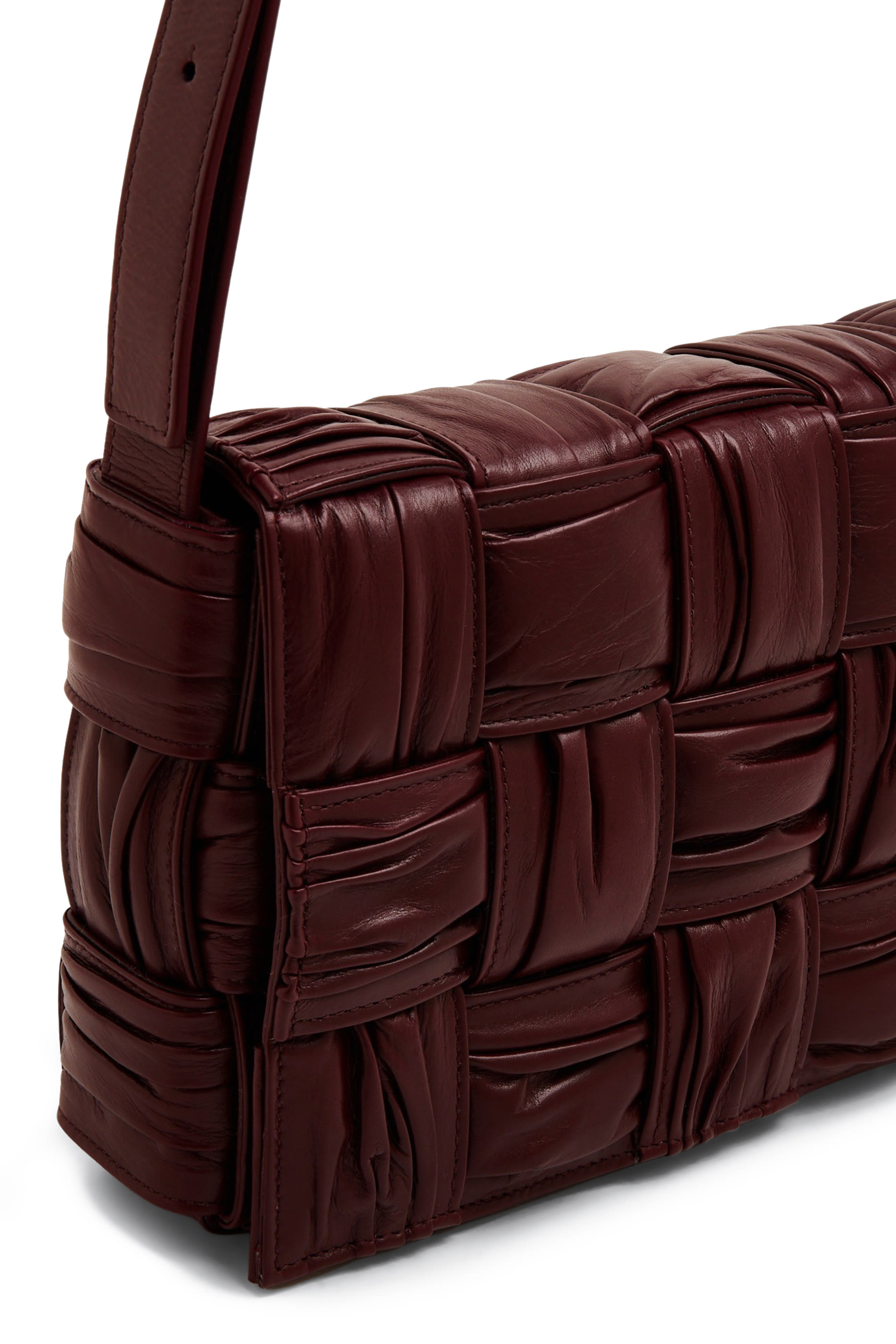 حقيبة كاسيت بتصميم مجدول بطيات