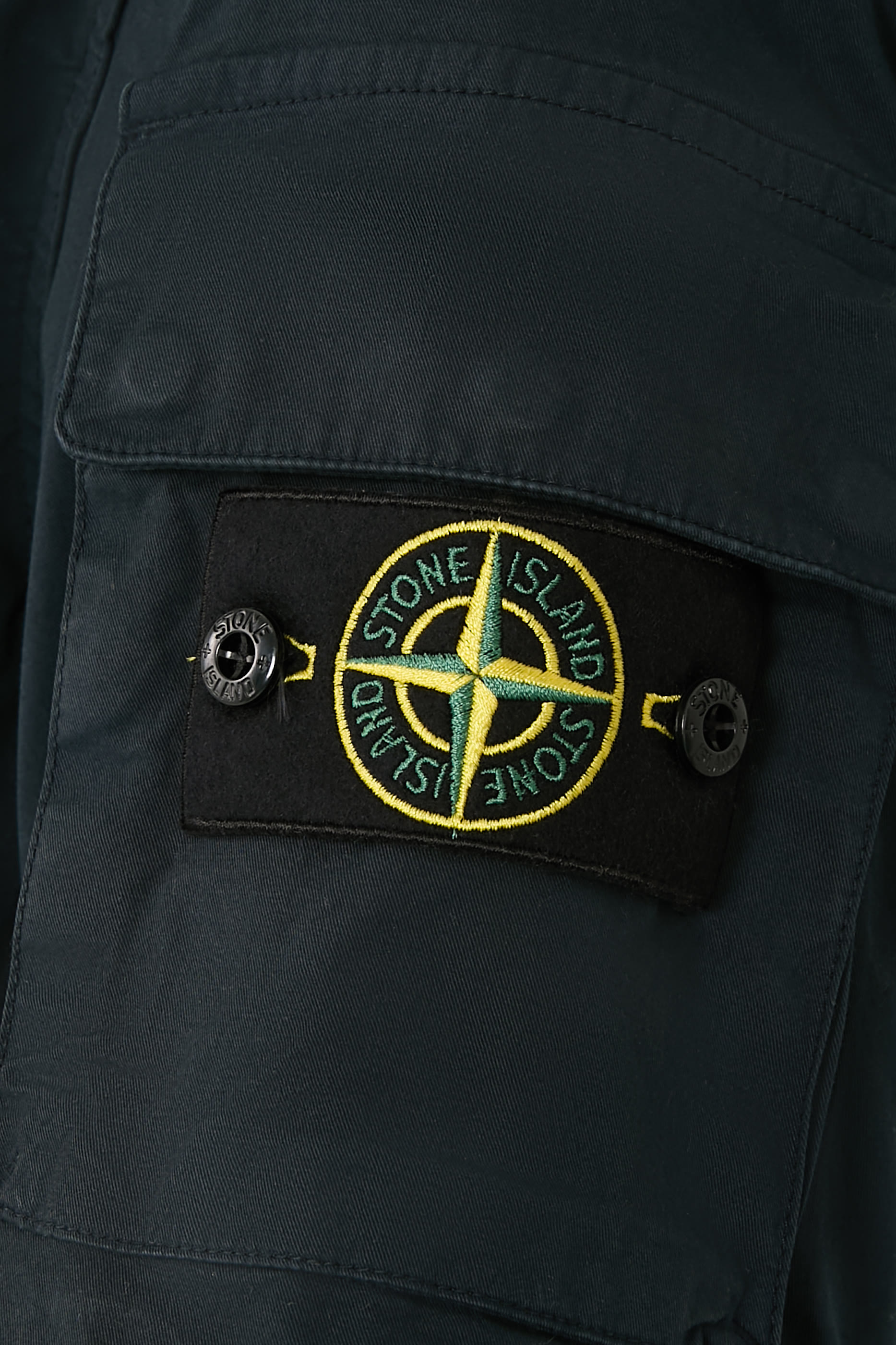 قميص بأكمام قصيرة