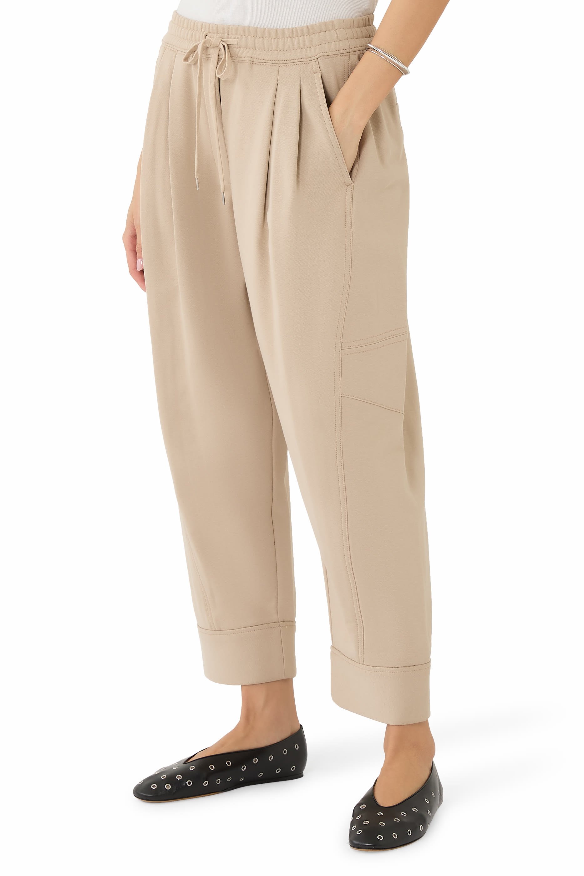 بنطال رياضي قصير بقصة ساق مقوسة