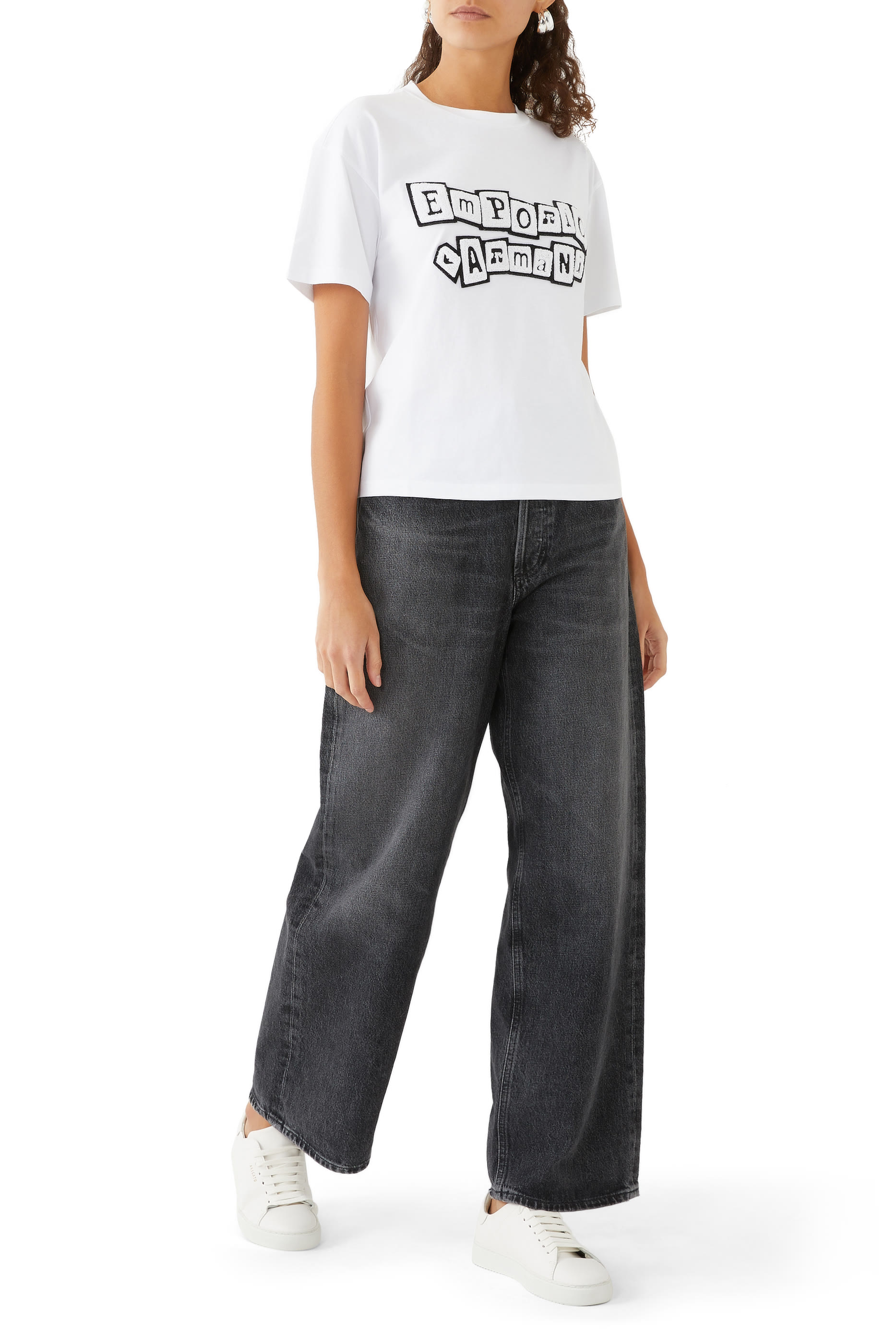 تيشيرت بشعار الماركة المطرز بتصميم ملصق