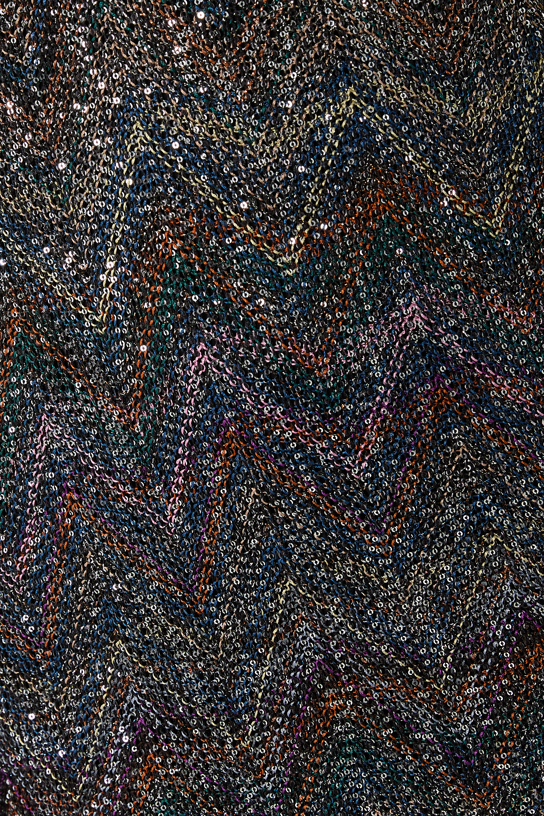 فستان قصير بياقة V ونقشة خطوط متعرجة