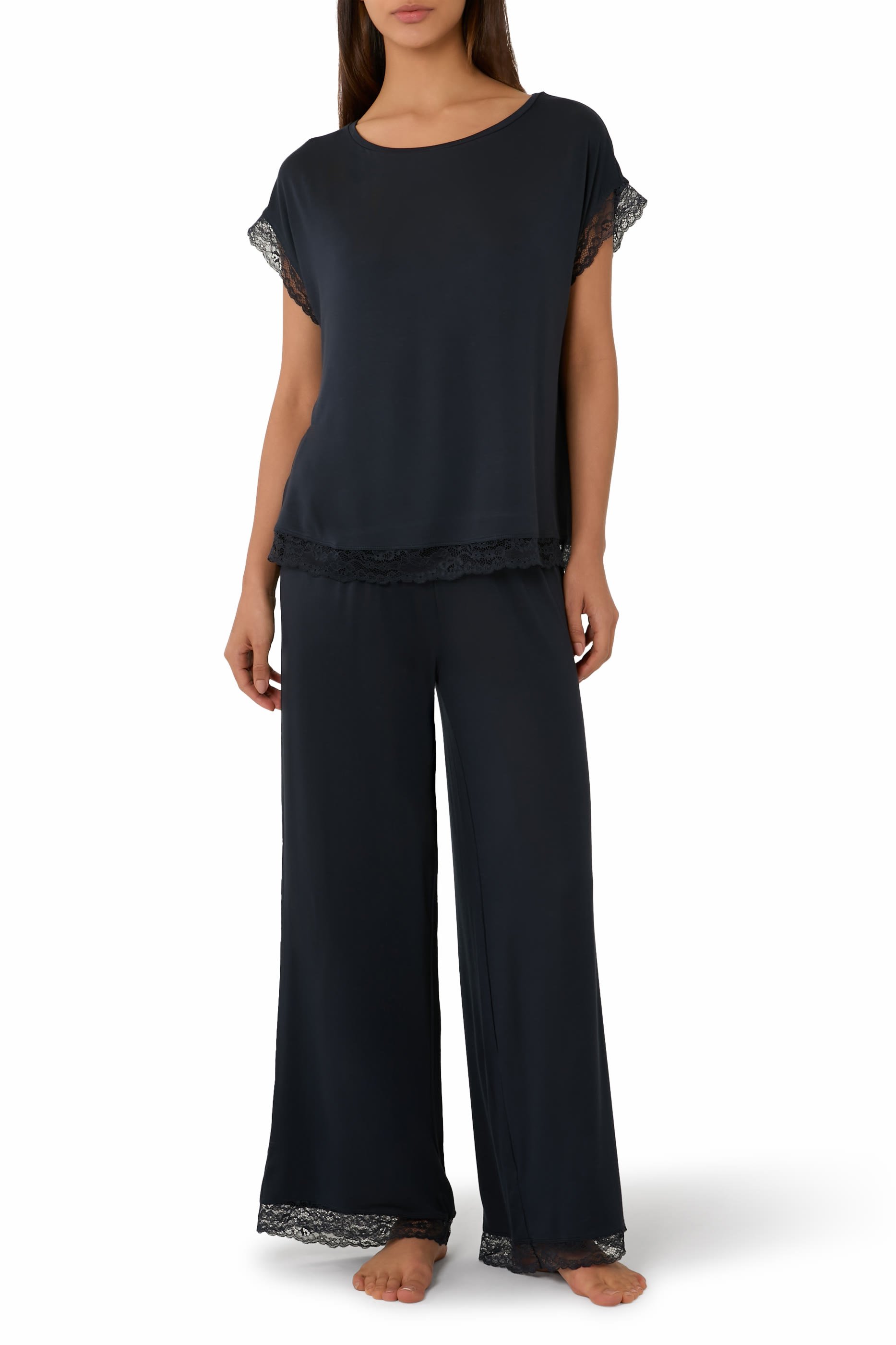 طقم بيجامة بحواف دانتيل جيرسيه