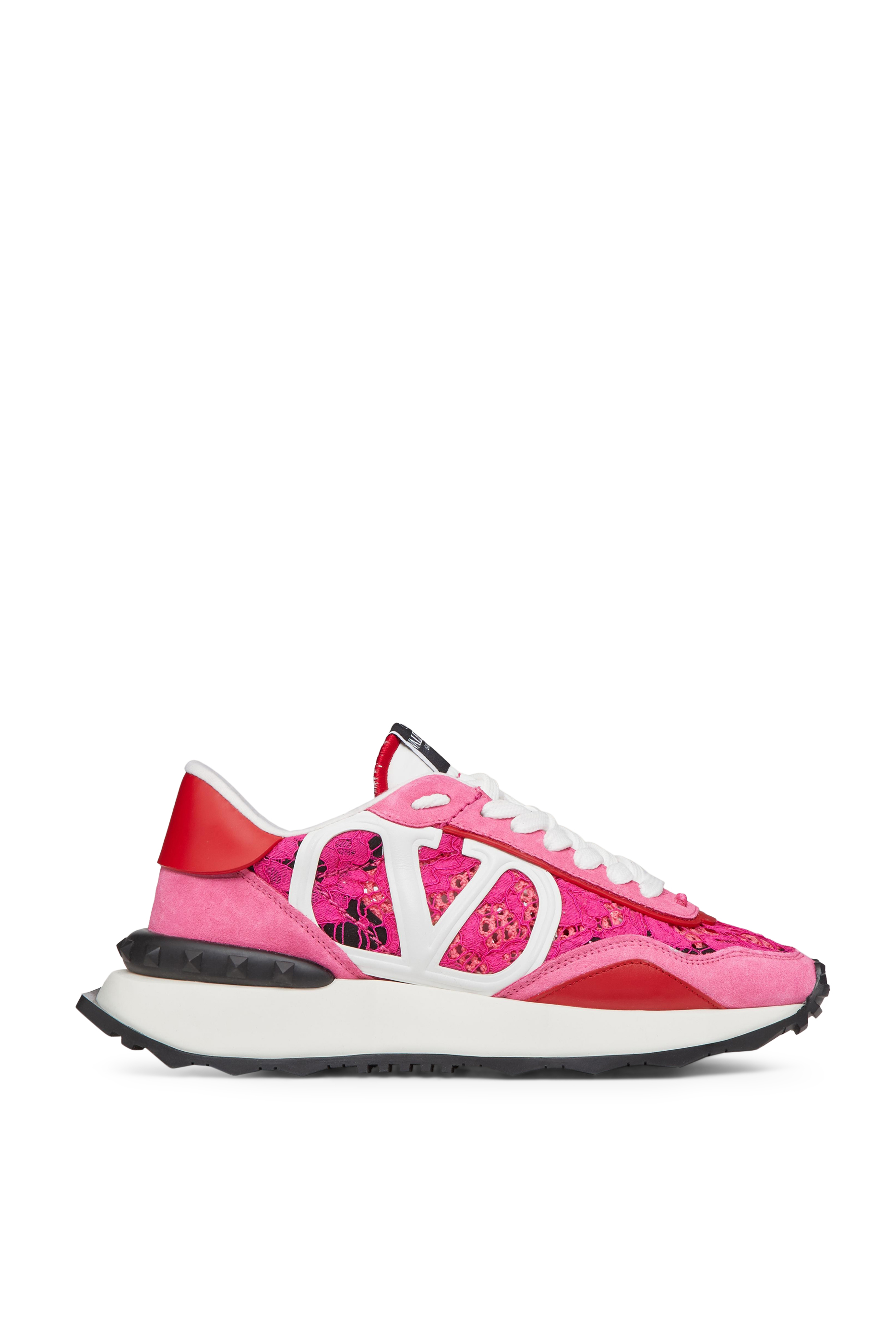 سنيكرز فالنتينو غارافاني بتصميم كروشيه