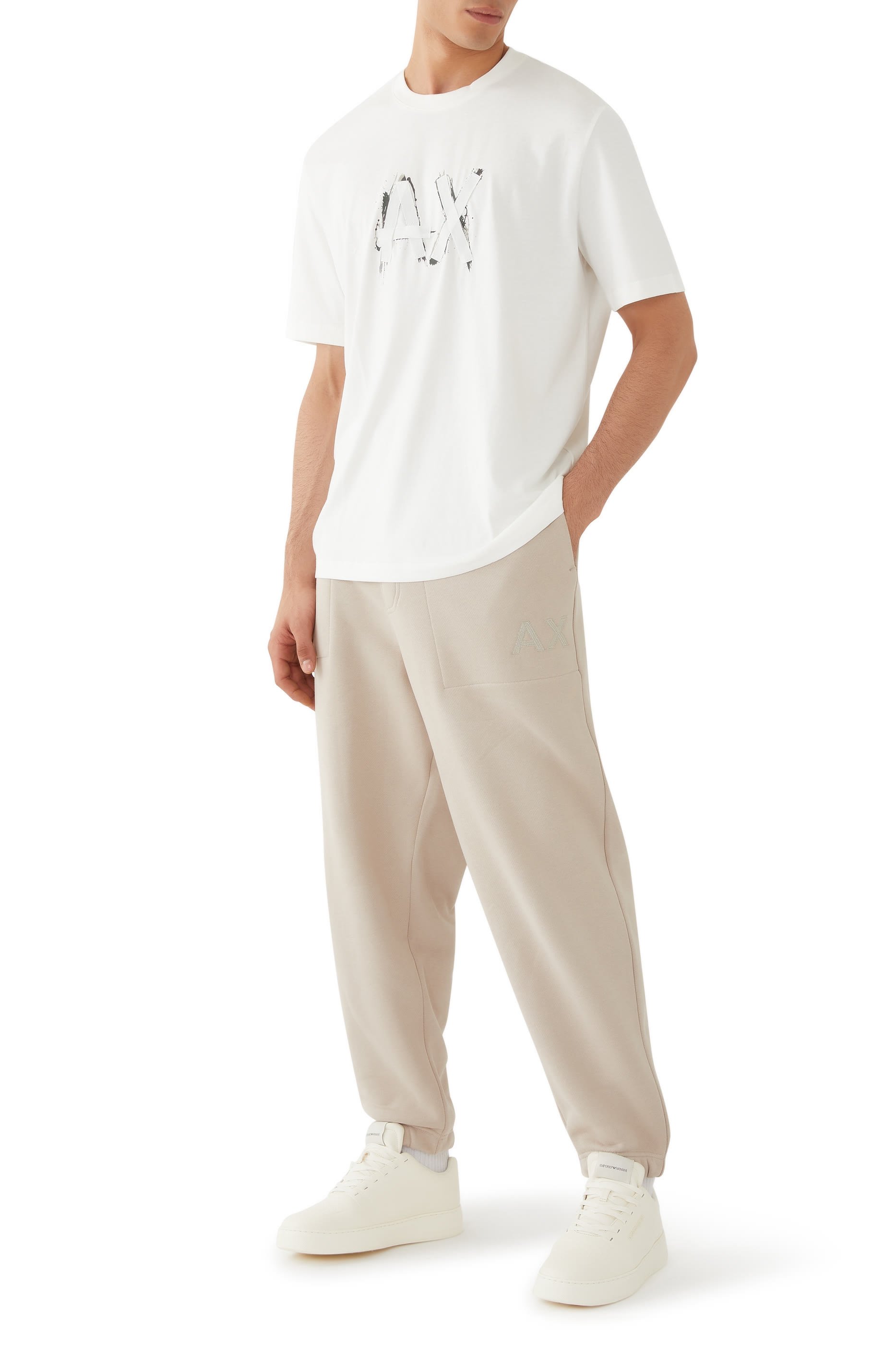 سنيكرز منقوش بشعار الماركة