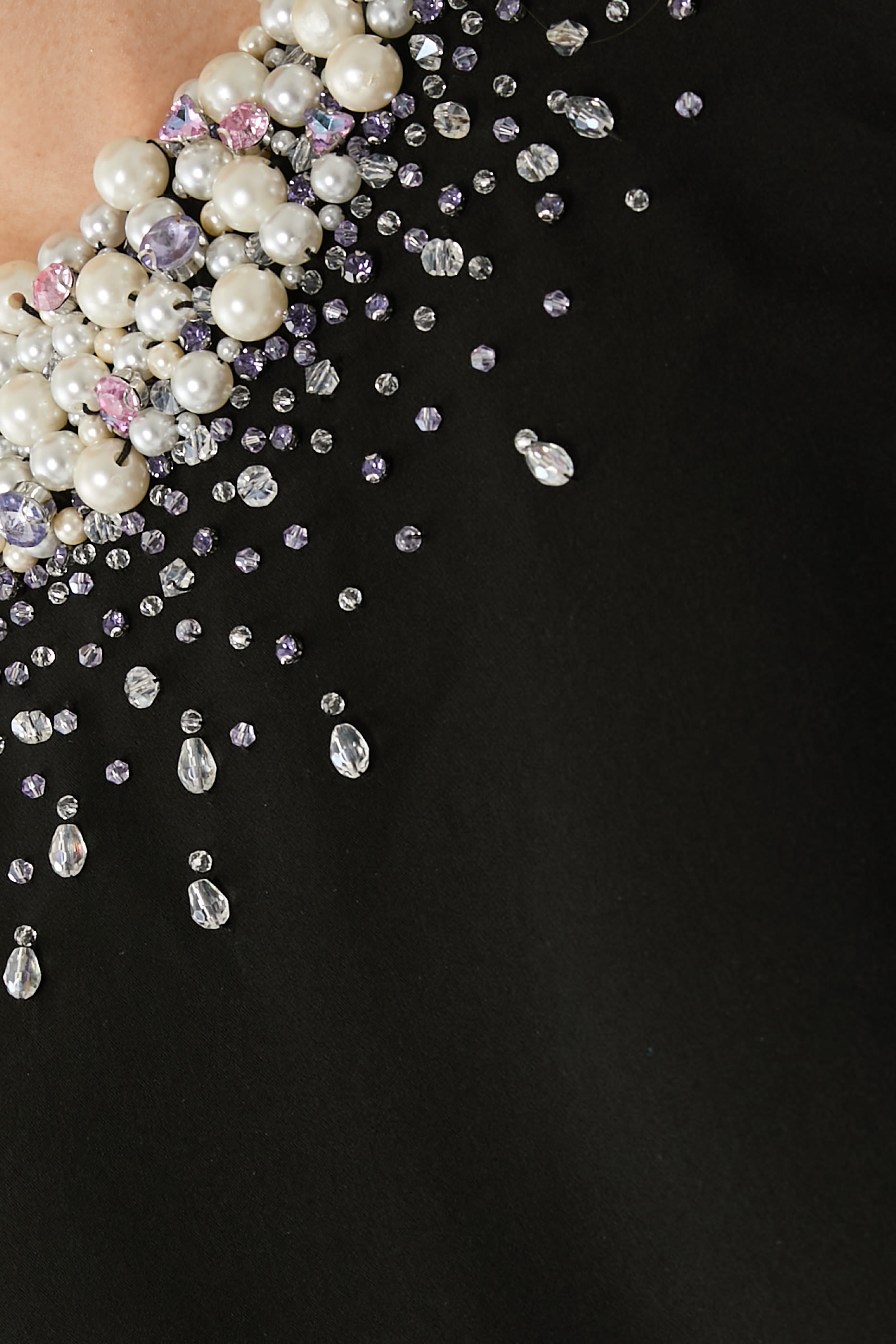  فستان سهرة بأكمام طويلة مزين بخرز