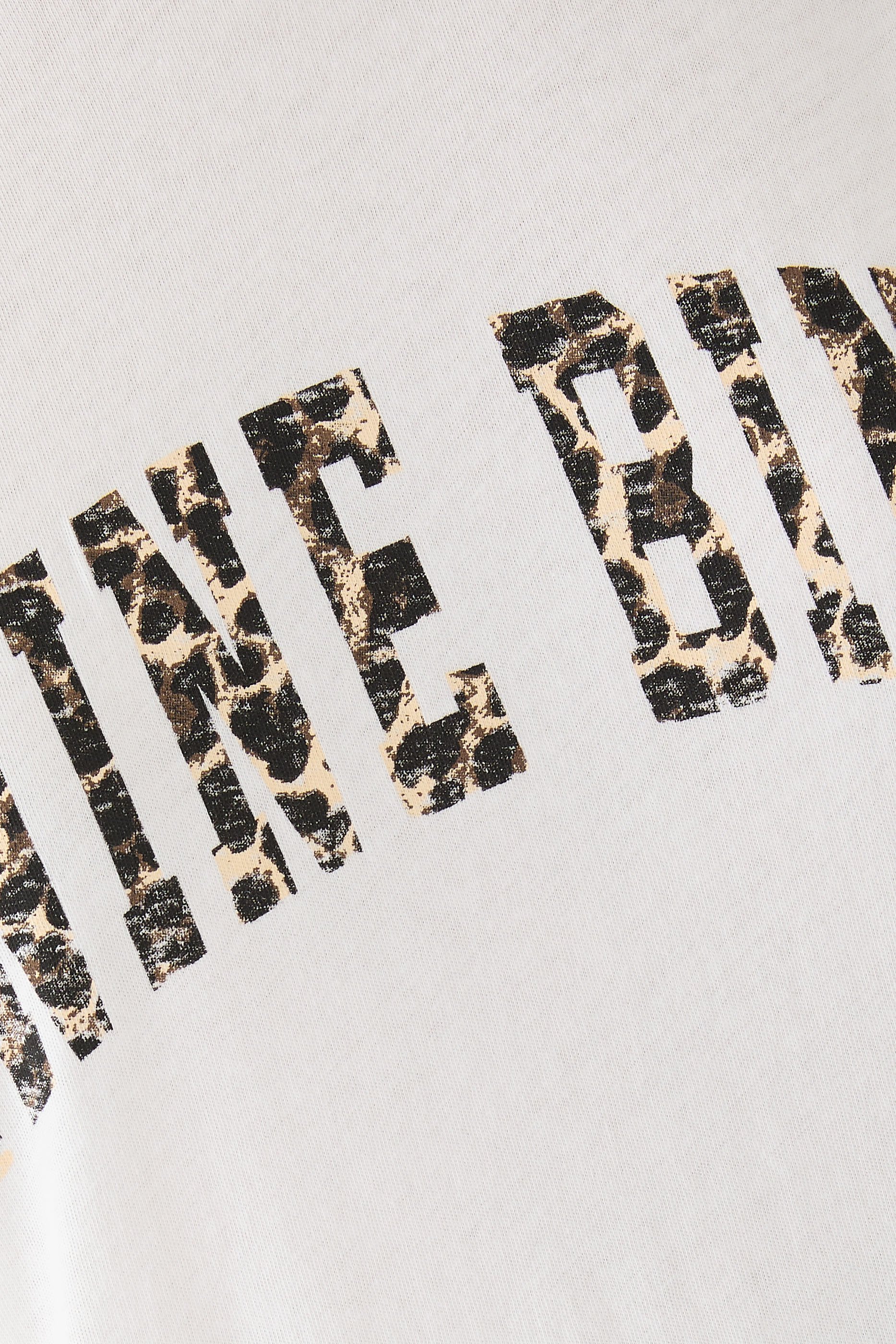 تيشيرت ووكر بتفاصيل بنقشة جلد الفهد