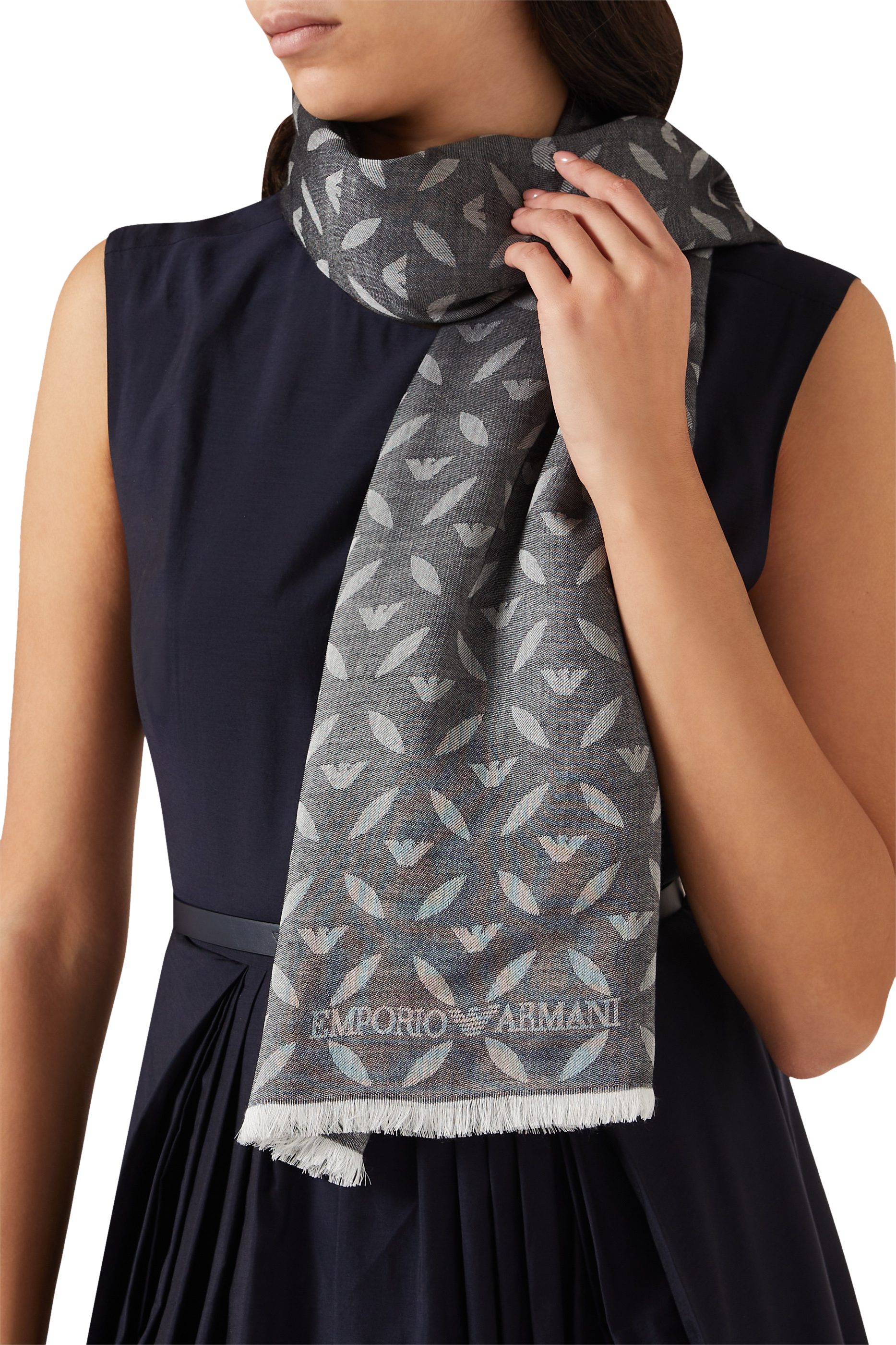 وشاح بنقشة شعار الماركة بحجم صغير