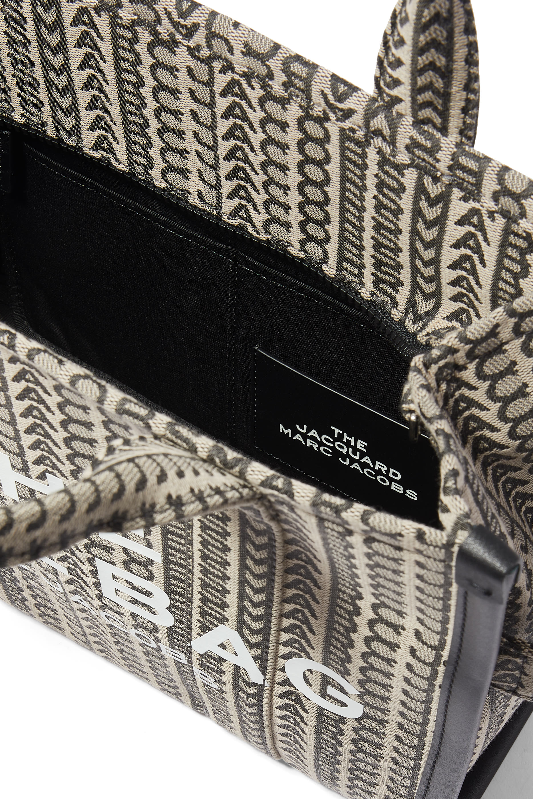 حقيبة يد متوسطة الحجم