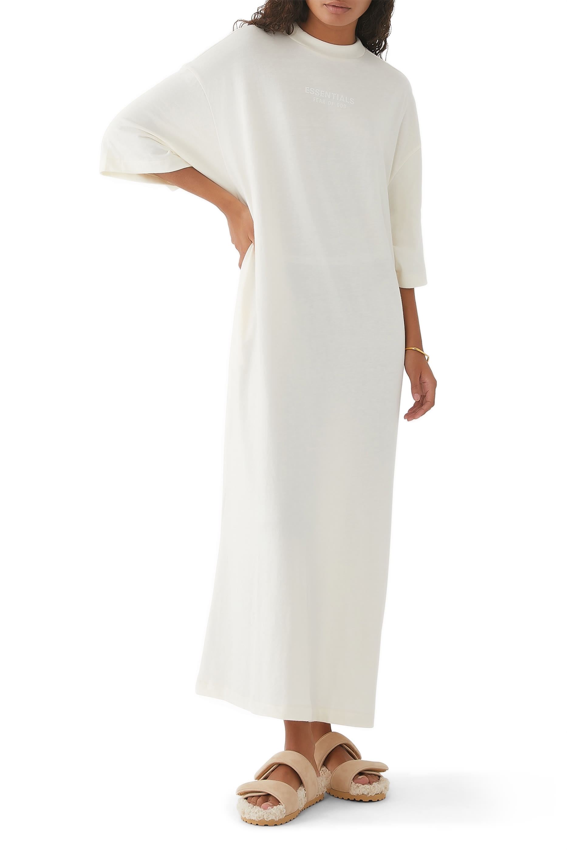 فستان بأكمام بطول ثلاثة أرباع بشعار إسنشالز