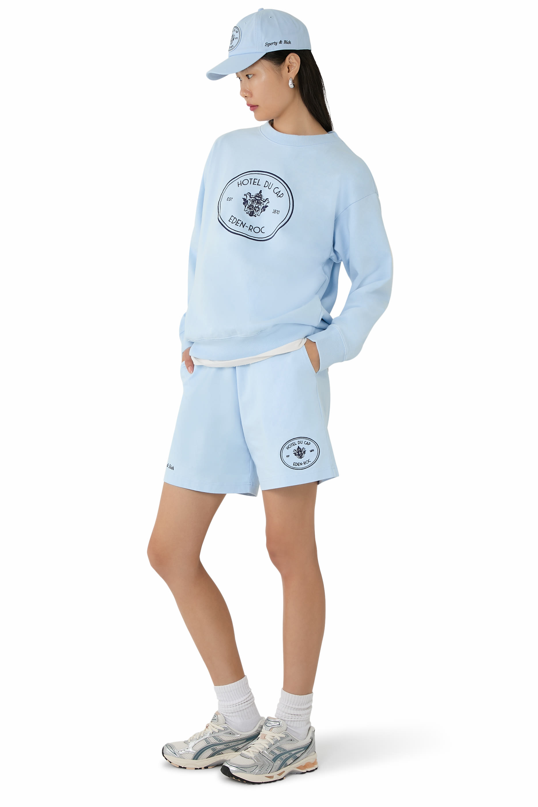 سويت شيرت بياقة ضيقة بشعار الماركة