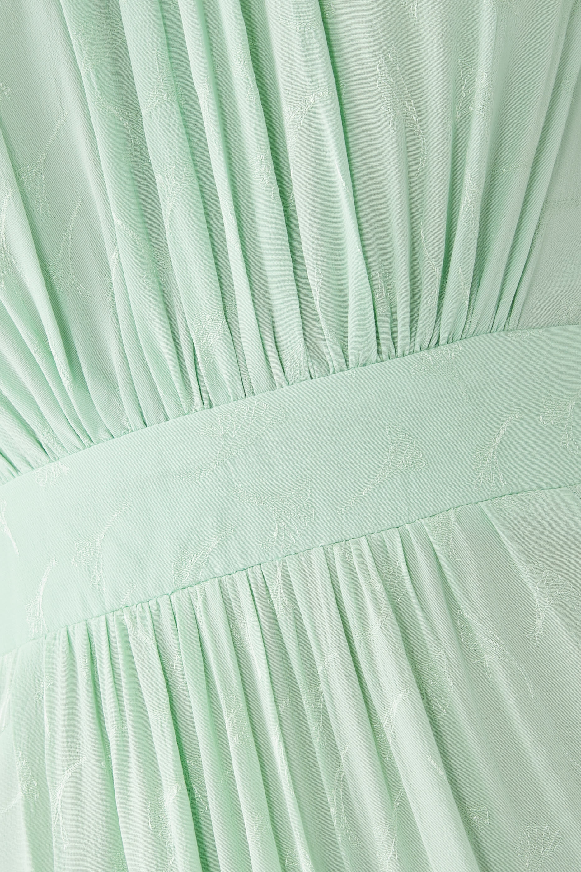 فستان متوسط الطول بأكمام منفوخة