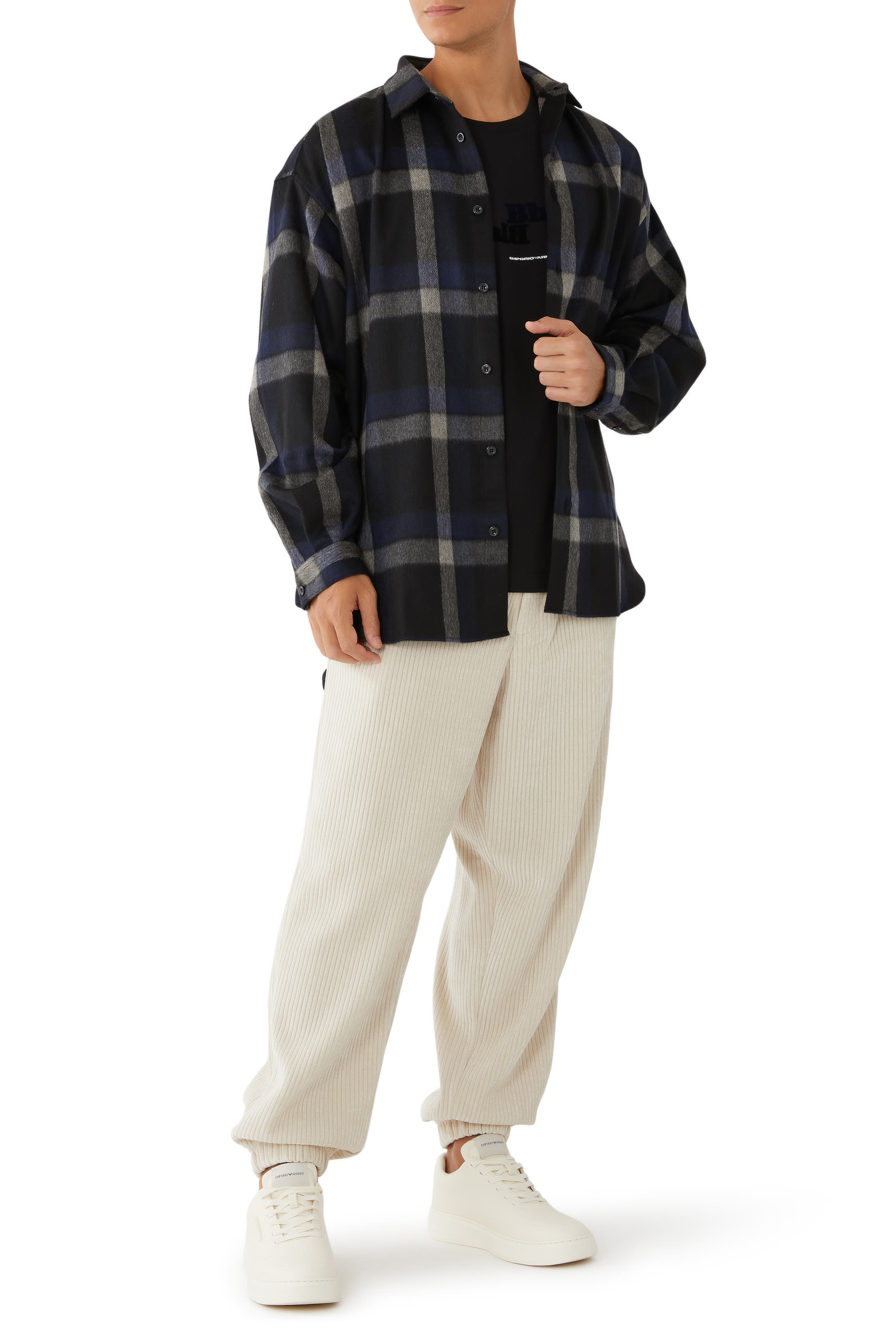 تيشيرت بشعار الماركة ضمن التشكيلة المستدامة