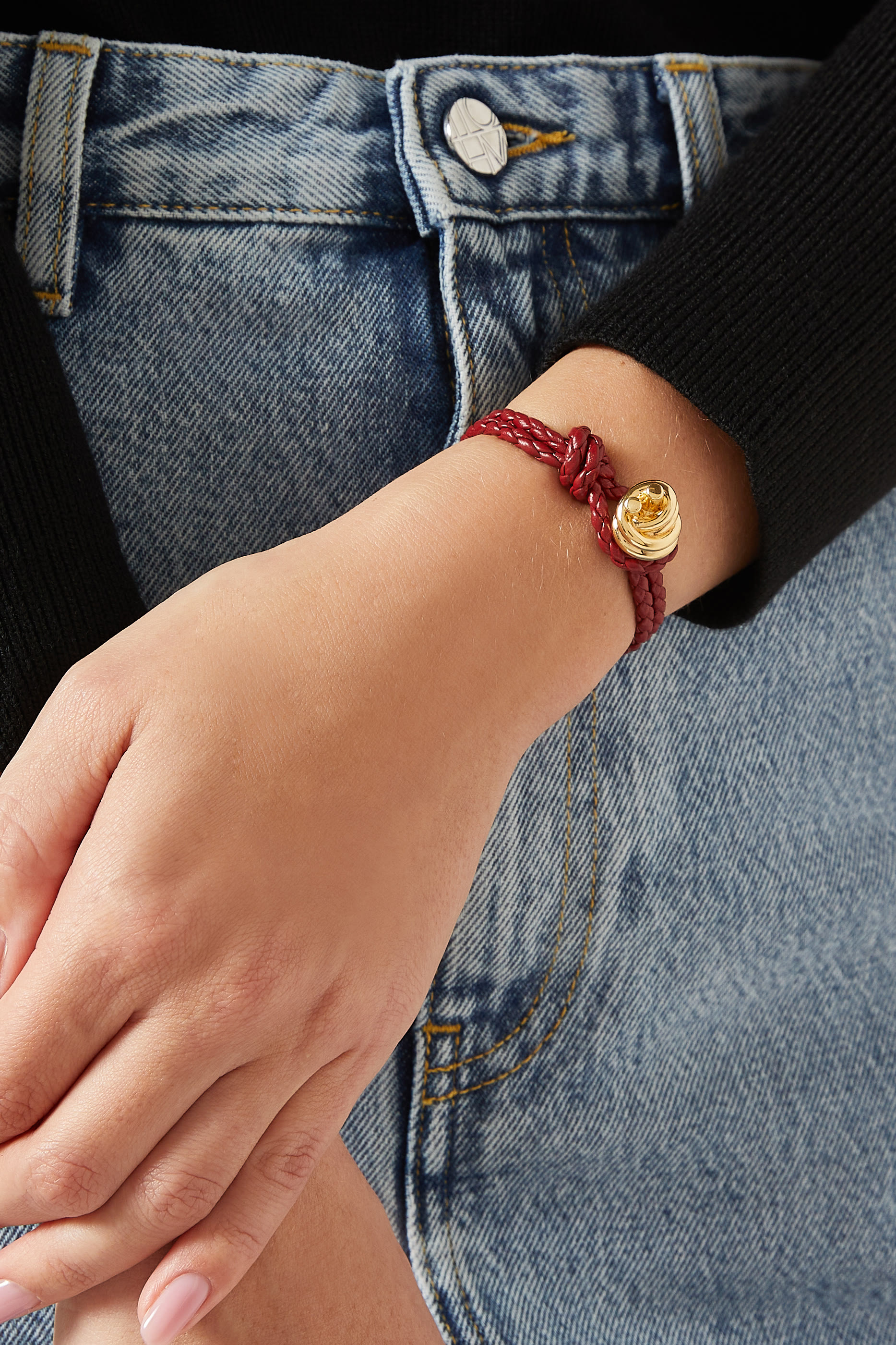 سوار جلد بتفاصيل معقودة، جلد مجدول وفضة إسترلينية مطلية بذهب عيار 18