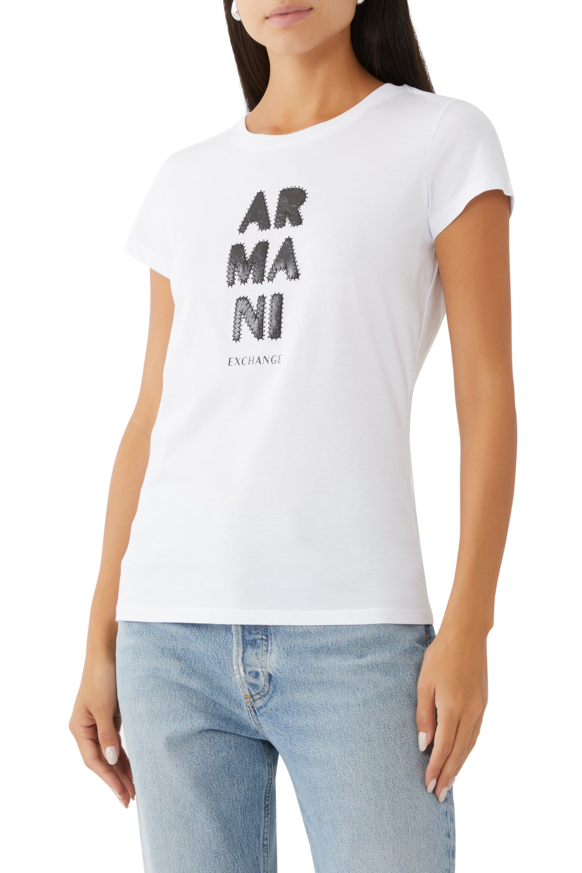 تيشيرت بقصة ضيقة وياقة ضيقة