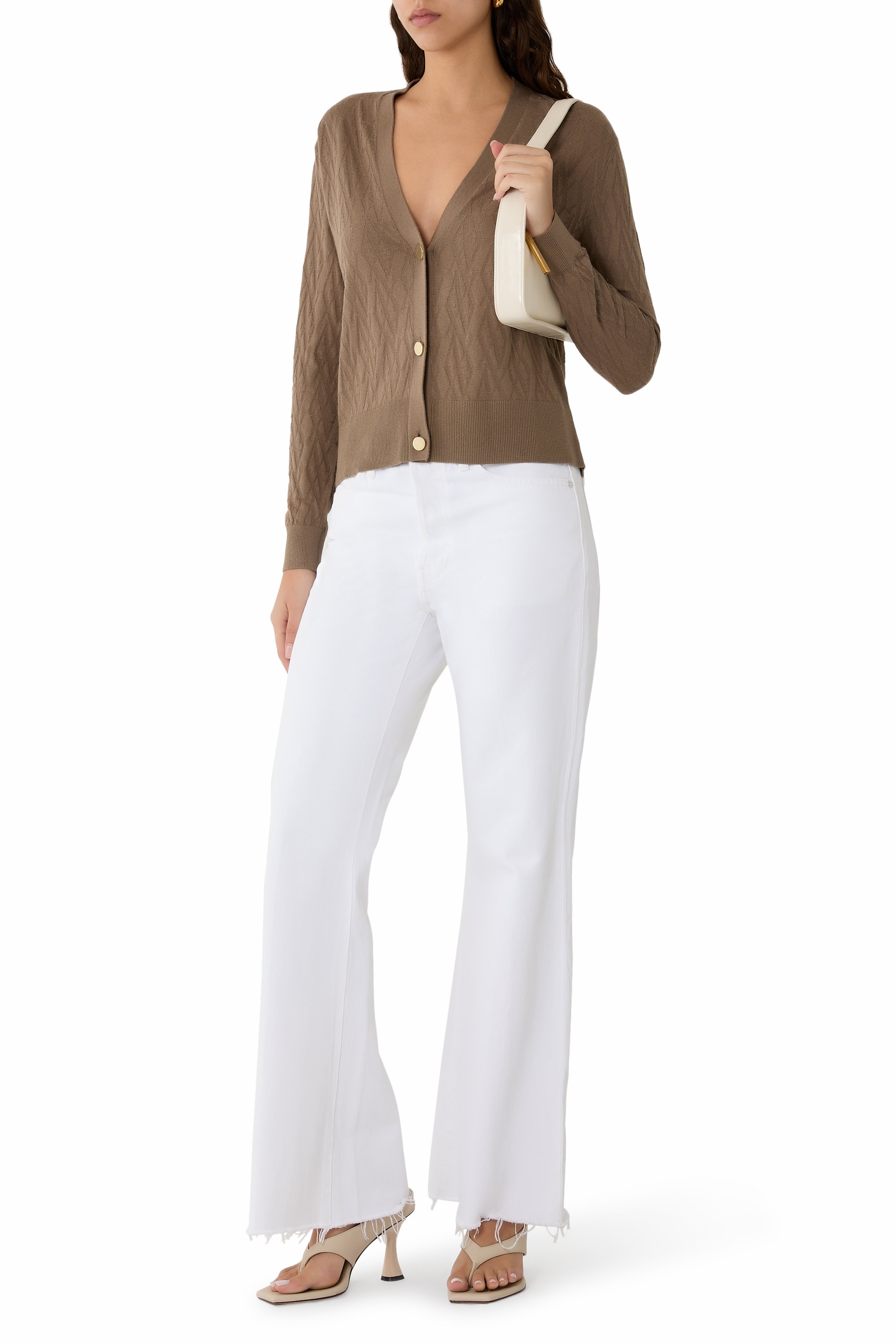 كارديجان بأزرار وحروف شعار الماركة