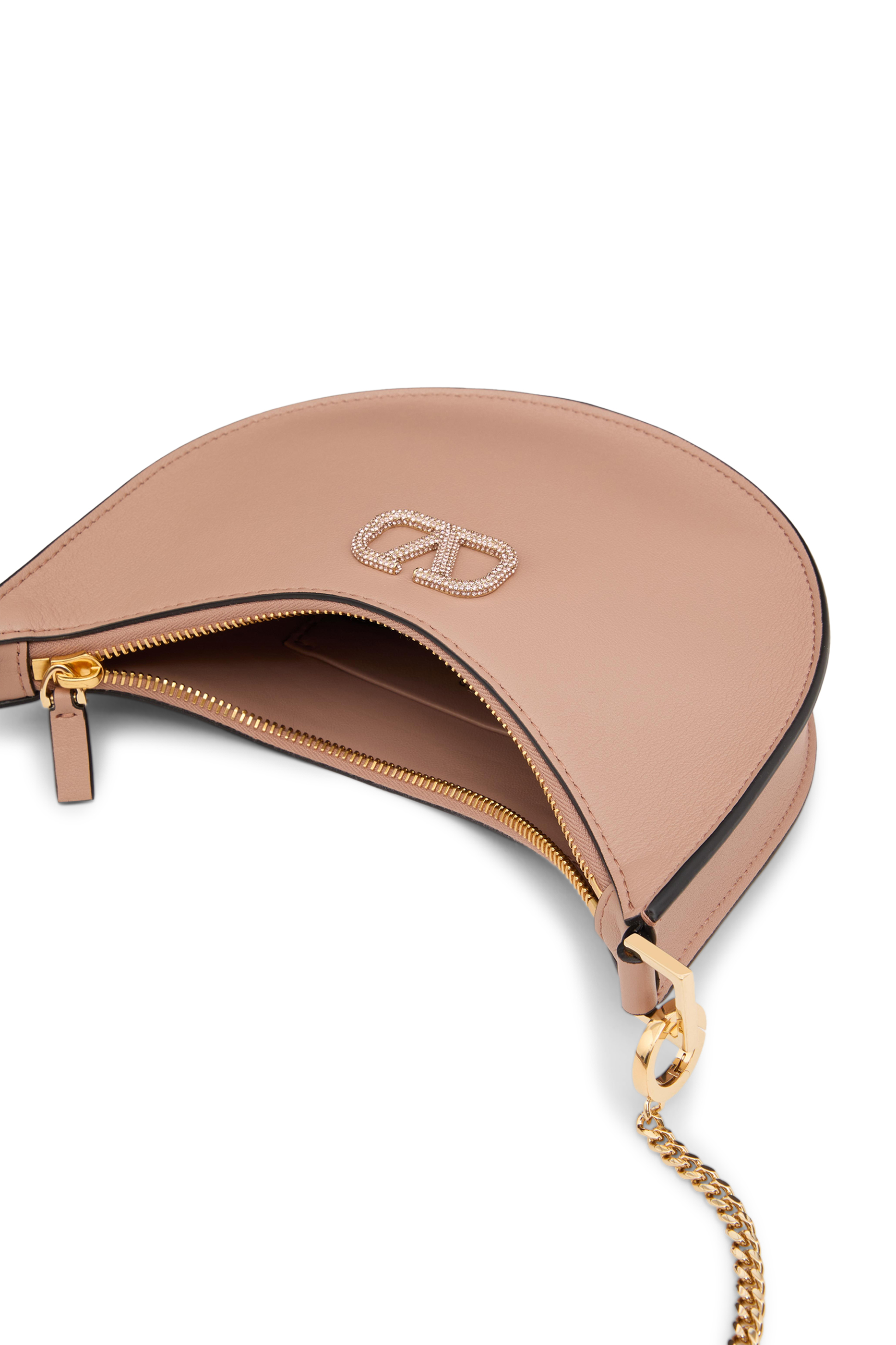 حقيبة صغيرة بشعار الماركة