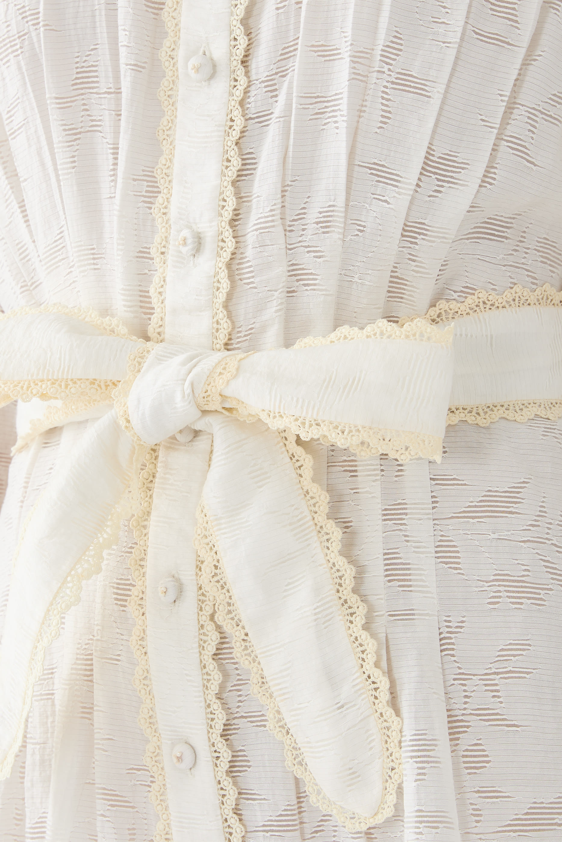 فستان قصير بأكمام طويلة