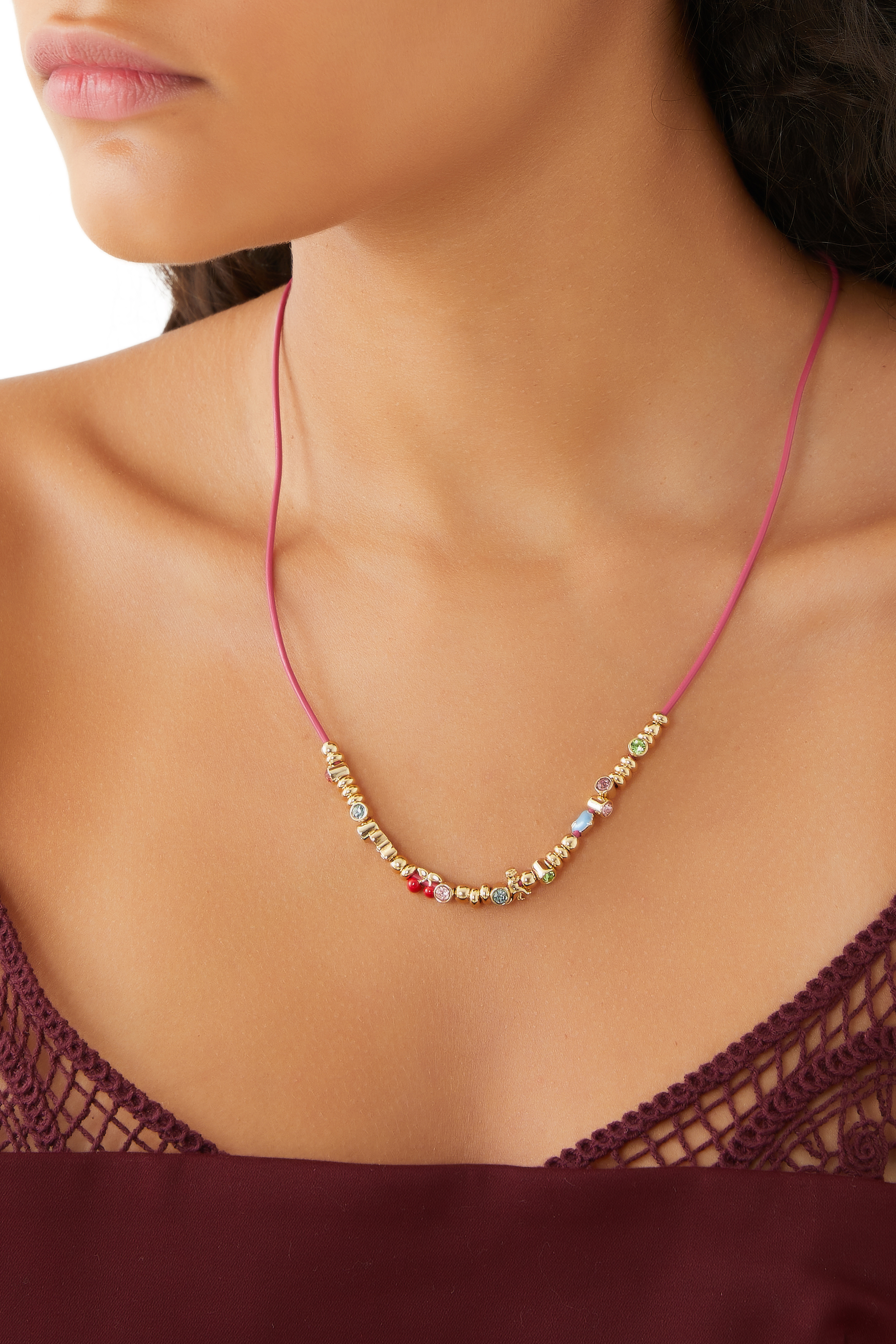 قلادة جلد بتصميم ملفوف مزينة بحلي مختلطة