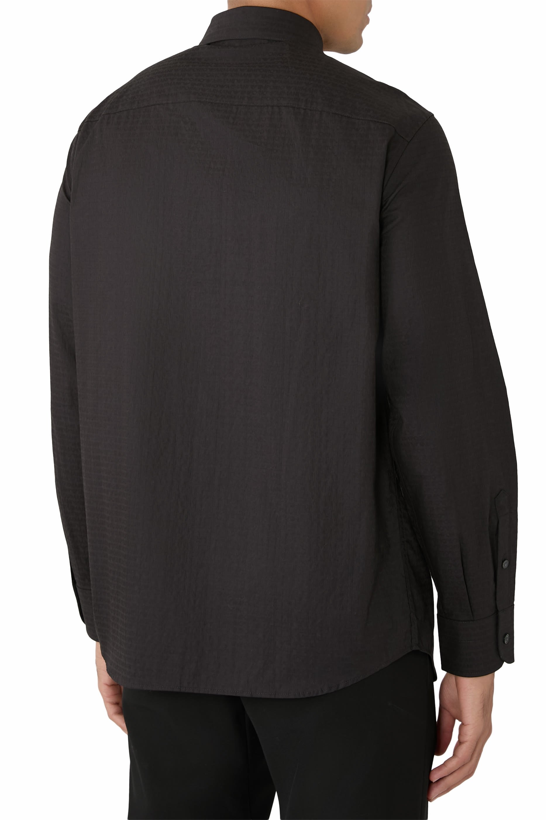 قميص بأكمام طويلة وشعار الماركة بحجم صغير