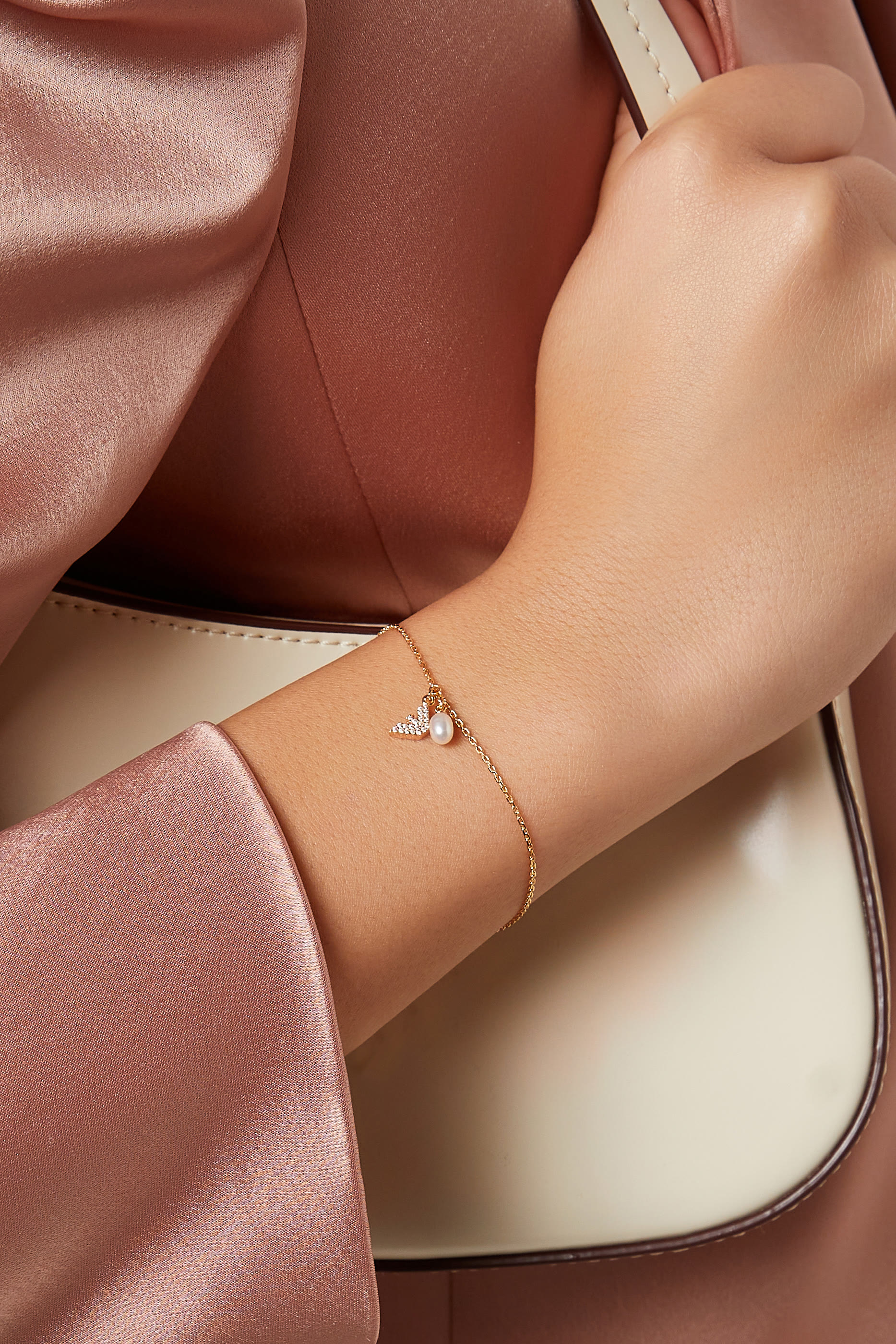 سوار بدلاية مرصعة باللؤلؤ