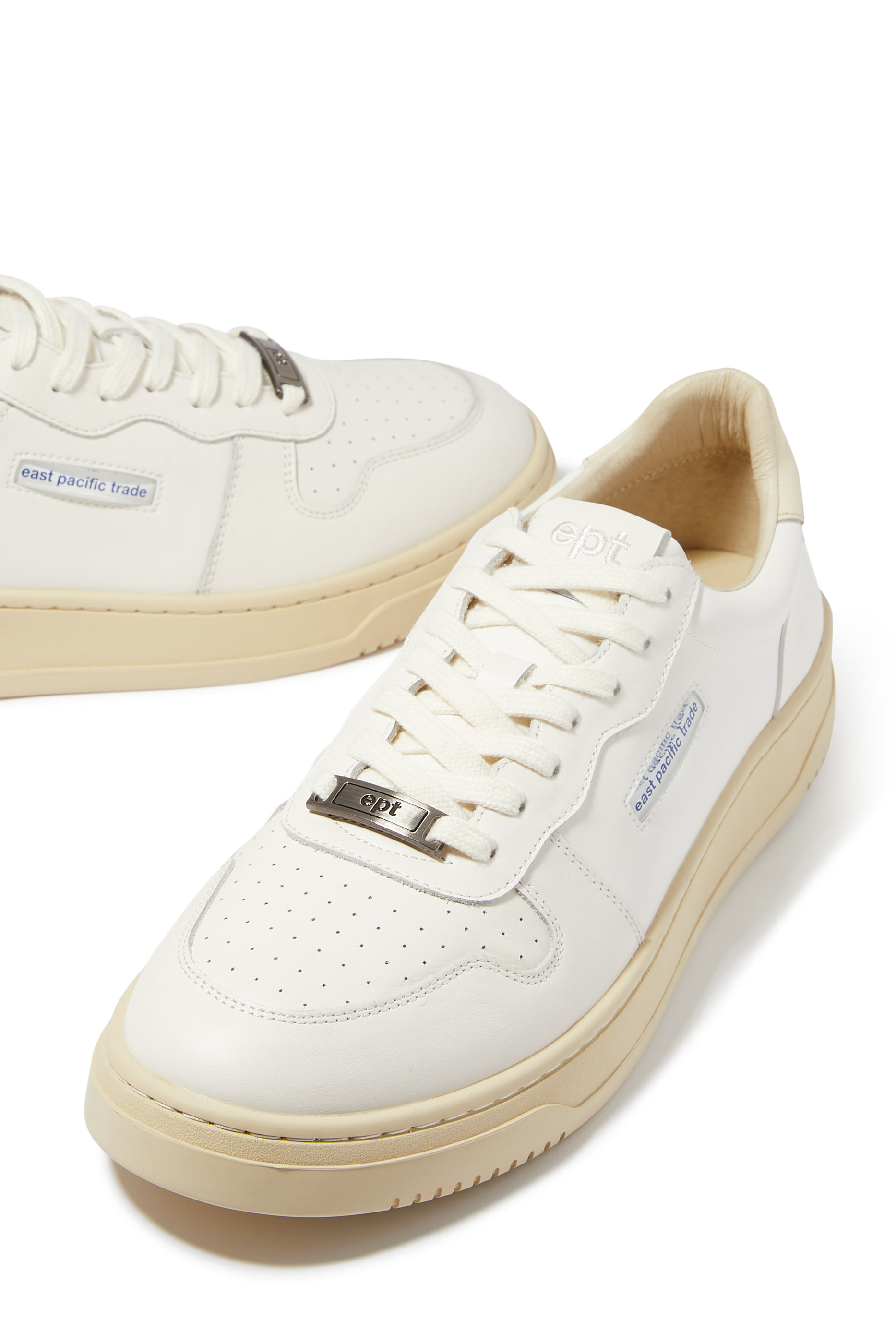 سنيكرز ديف كورت