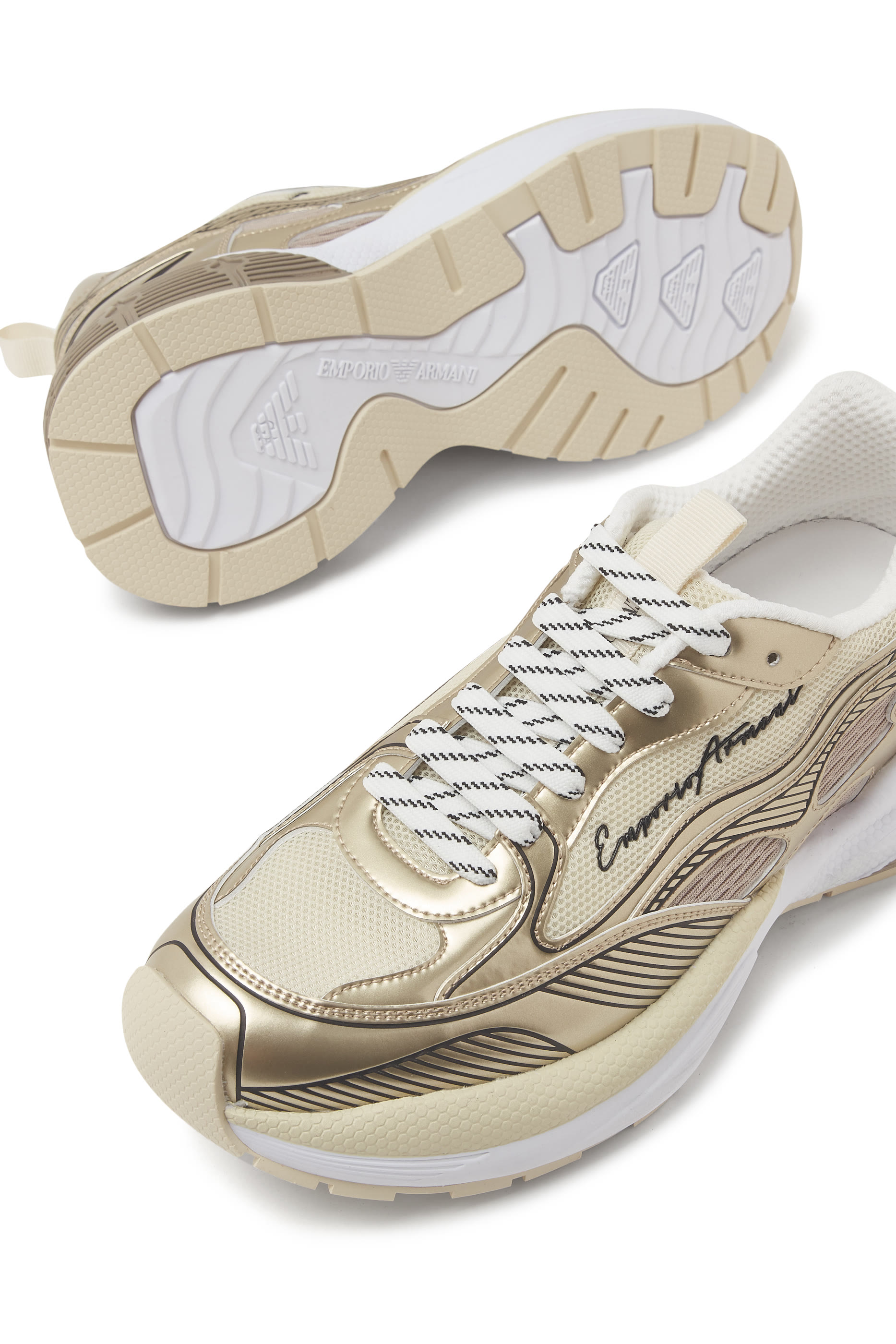 سنيكرز بشعار الماركة قماش شبكي وتفاصيل لامعة