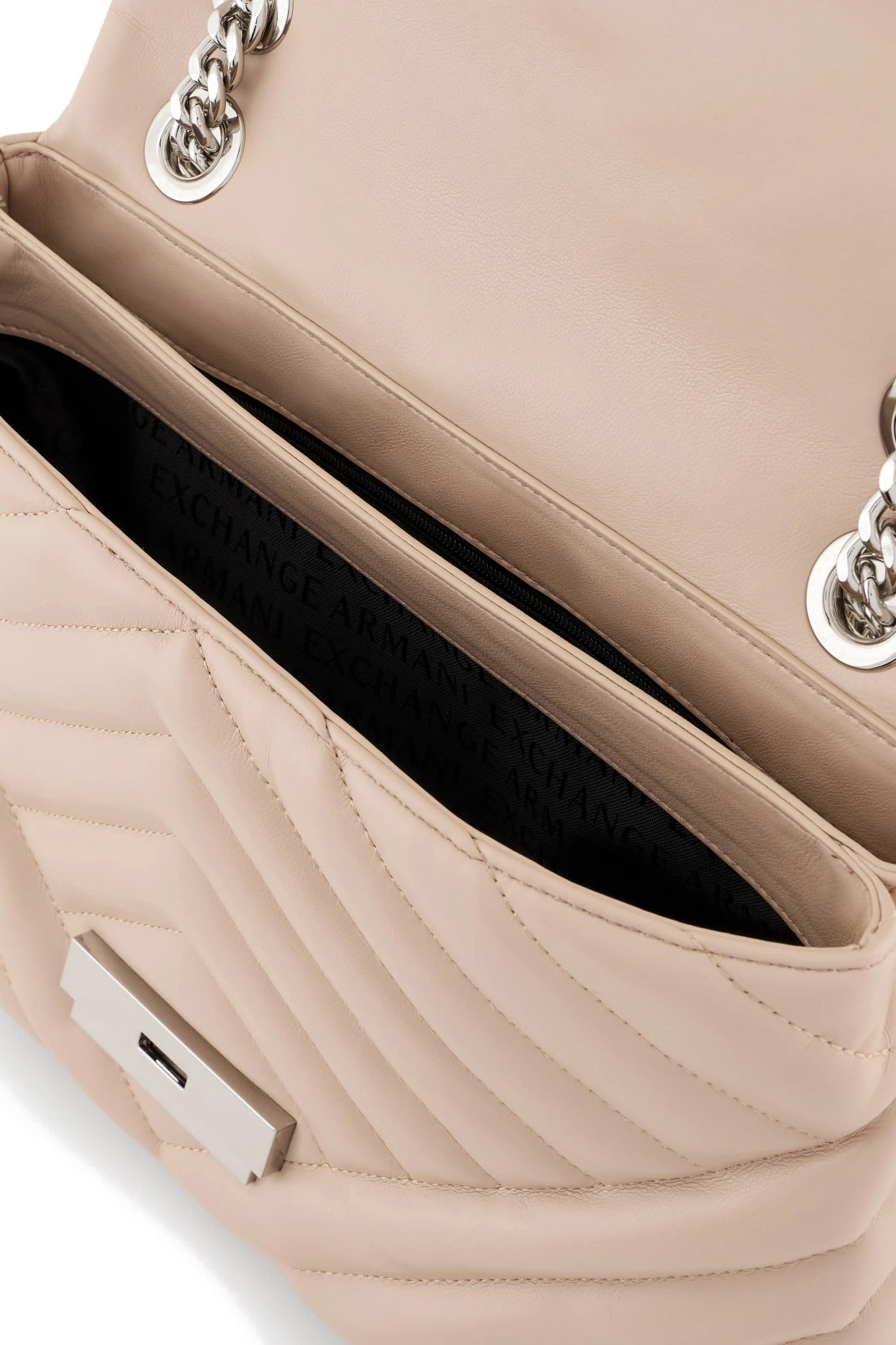 حقيبة كتف مبطنة بتفاصيل معدنية