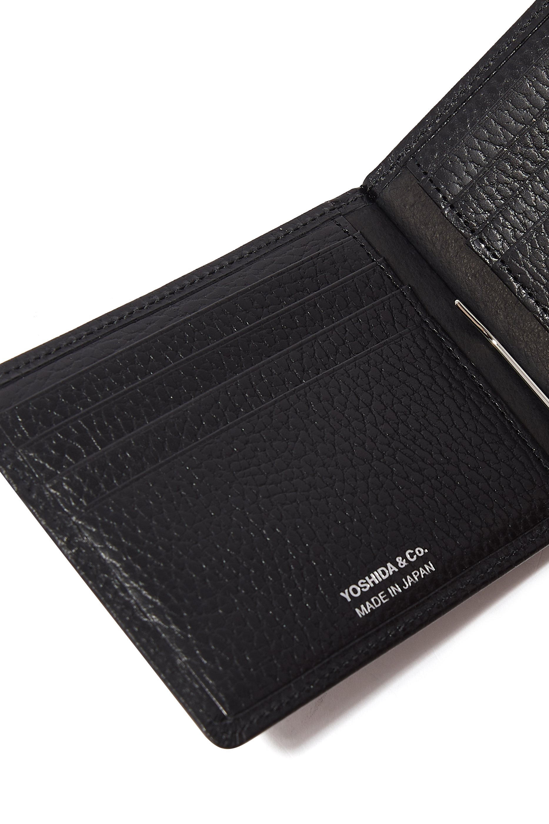 محفظة لامعة بمشبك للنقود