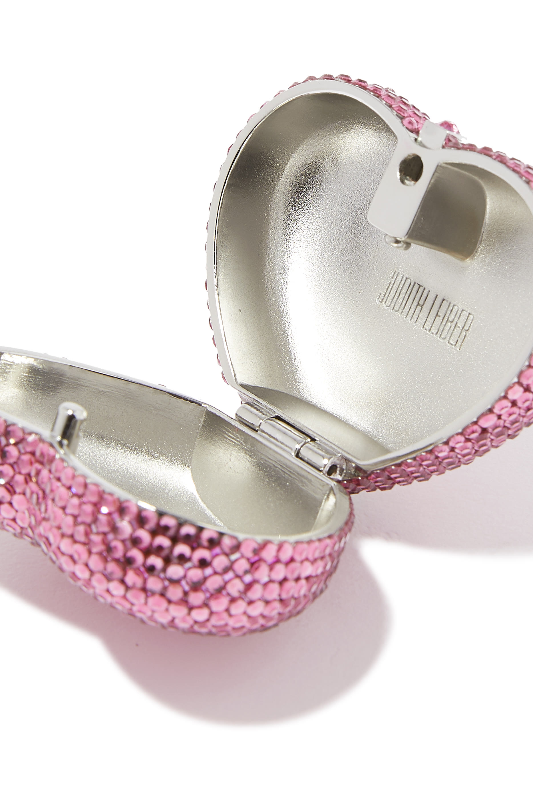 علبة حبوب دواء صغيرة بتصميم قلب