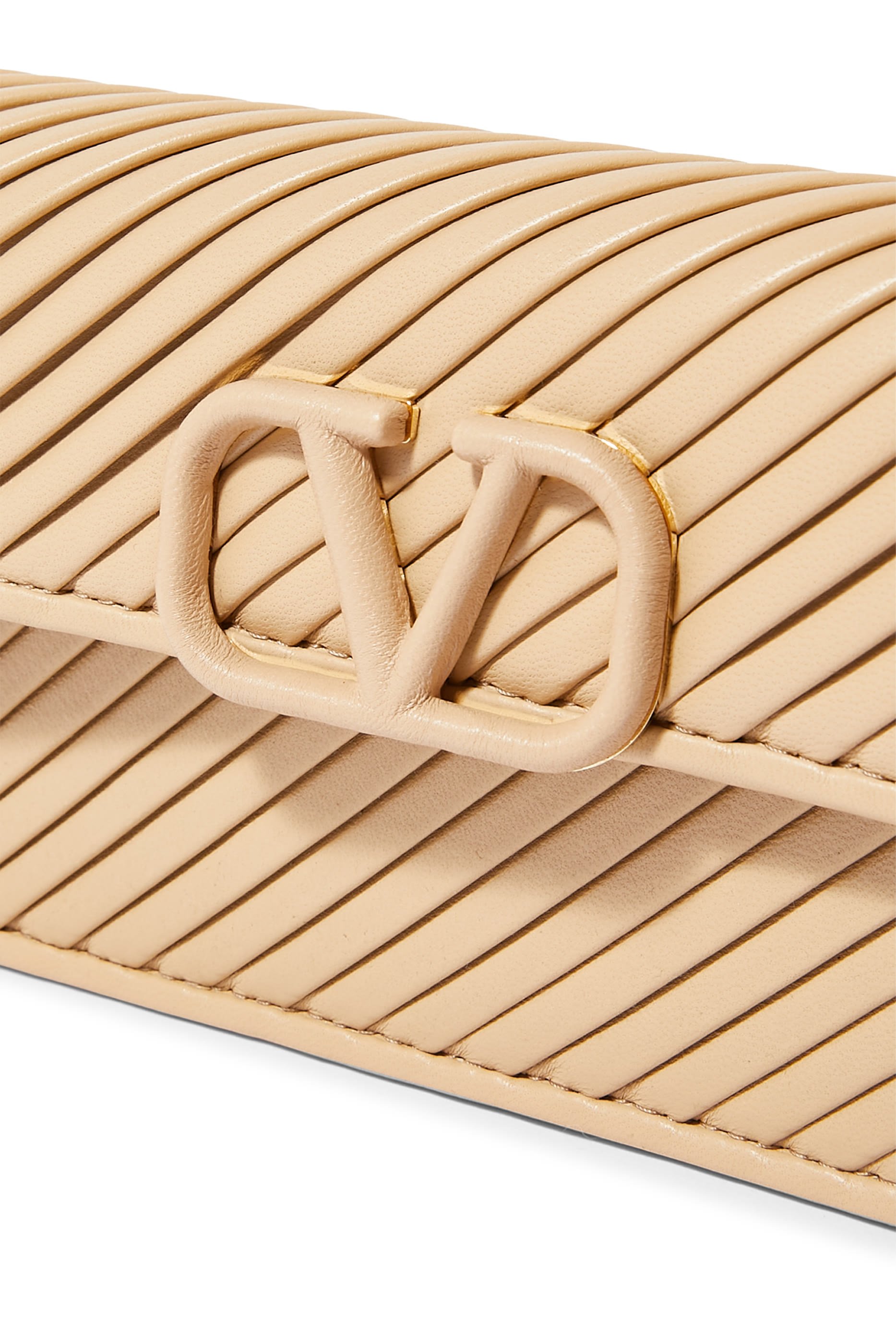 حقيبة صغيرة بشعار الماركة وسلسلة