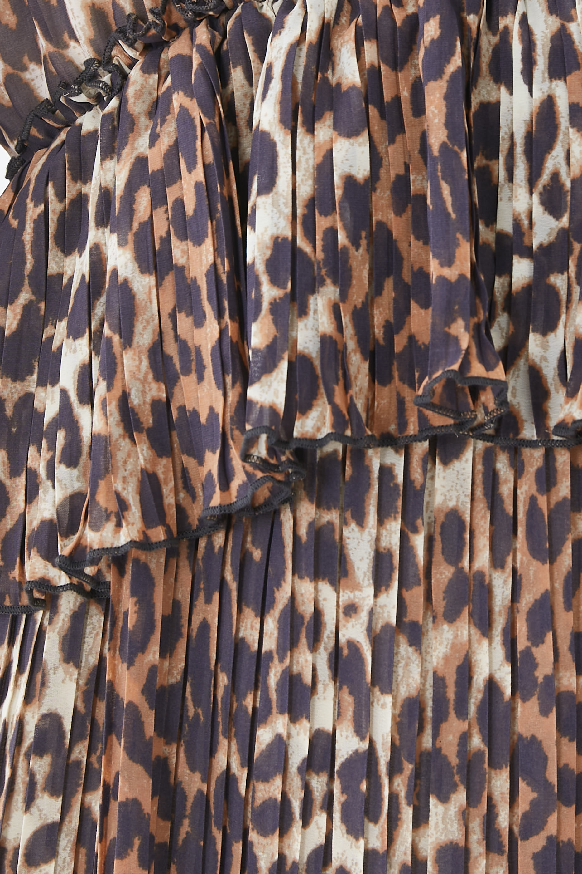 فستان قصير بياقة V وكشكش وطيات جورجيت