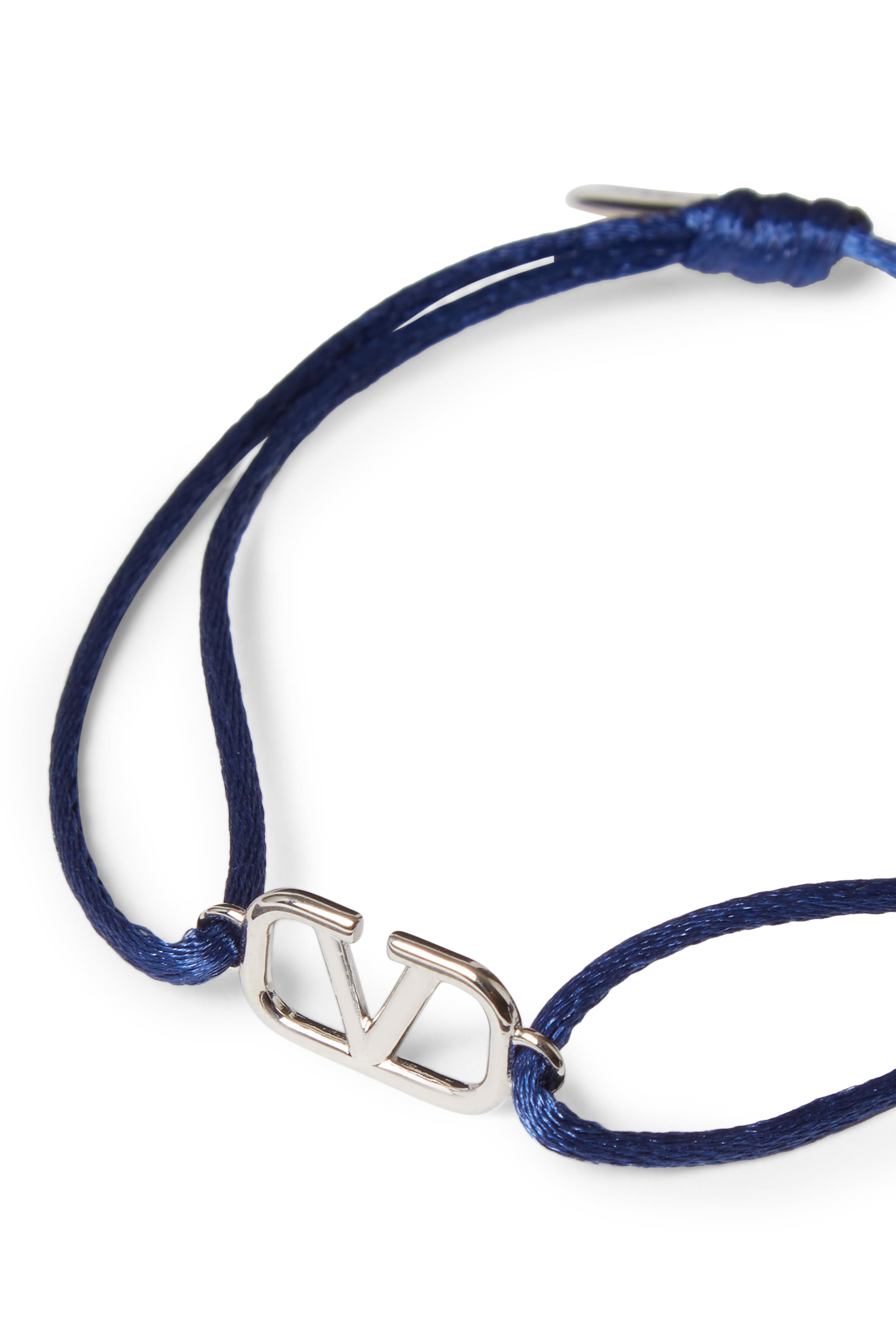 سوار بشعار V المميز للماركة