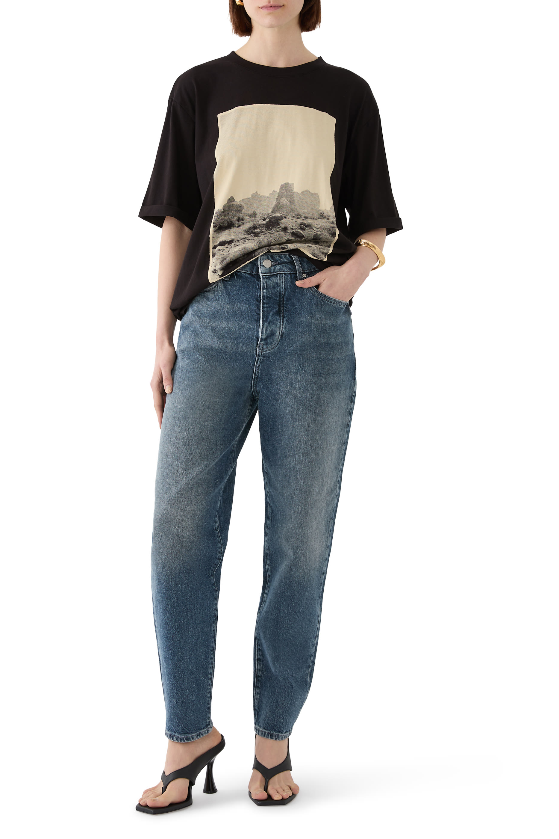 تيشيرت بأكمام قصيرة