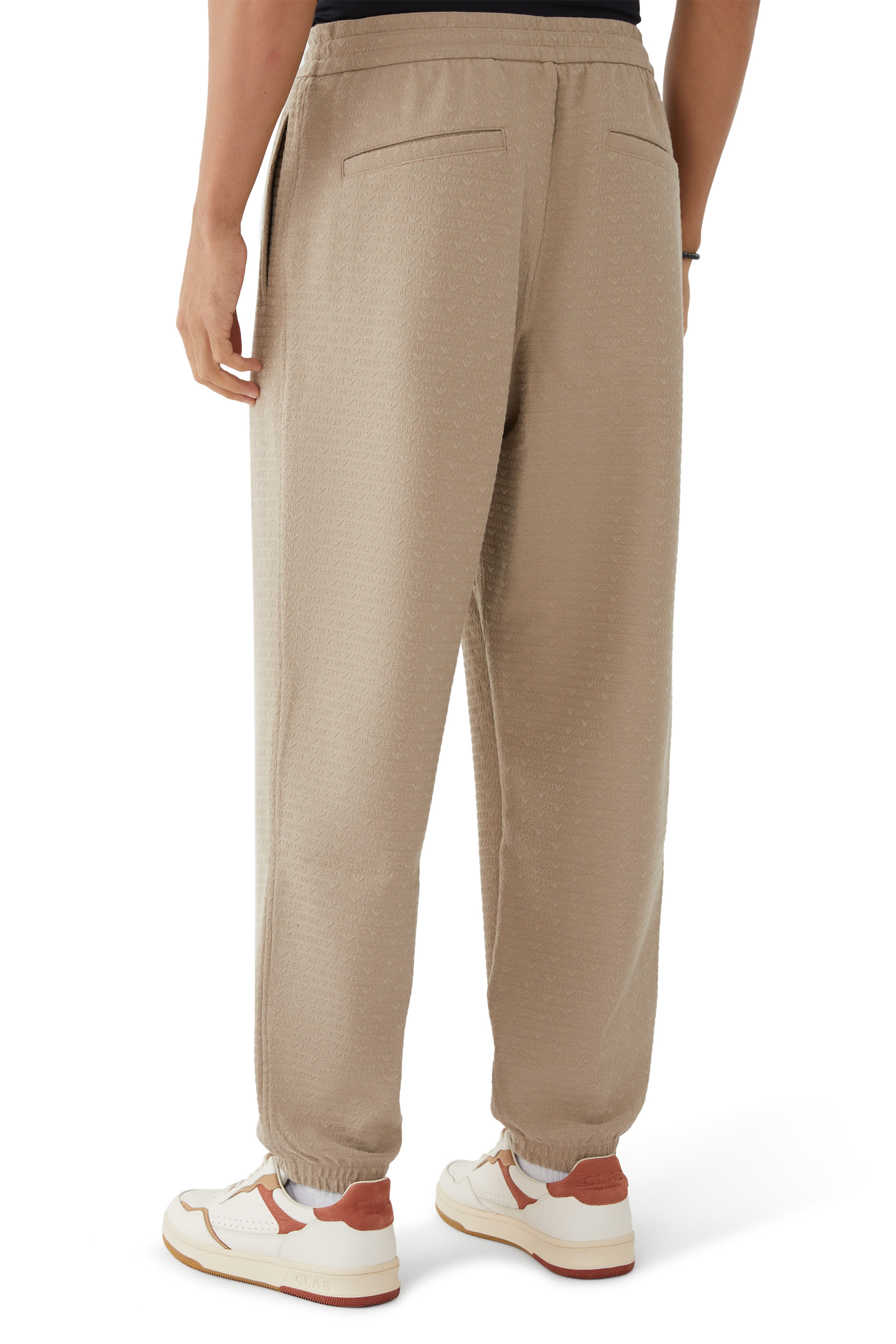 بنطال رياضي برياط تضييق وشعار الماركة صغير